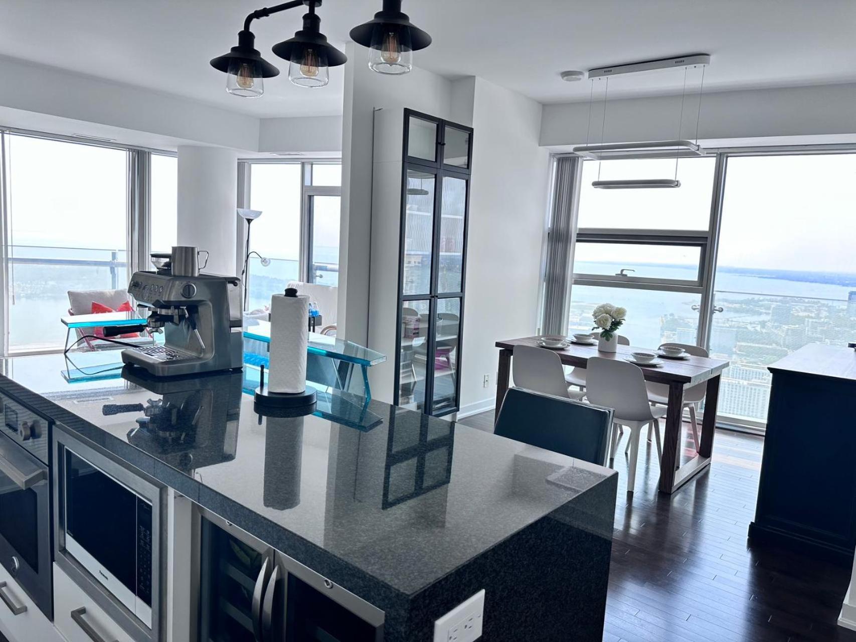 6 Guests Modern With Views Near Cn Tower Fully Equipped Toronto