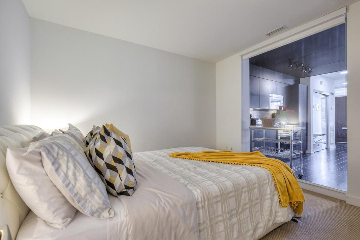 Charming 4Br Downtown Townhome Near Cn Tower Free Parking Apartment Toronto