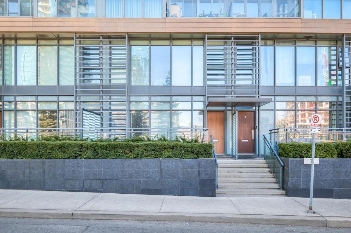Charming 4Br Downtown Townhome Near Cn Tower Free Parking Apartment Toronto