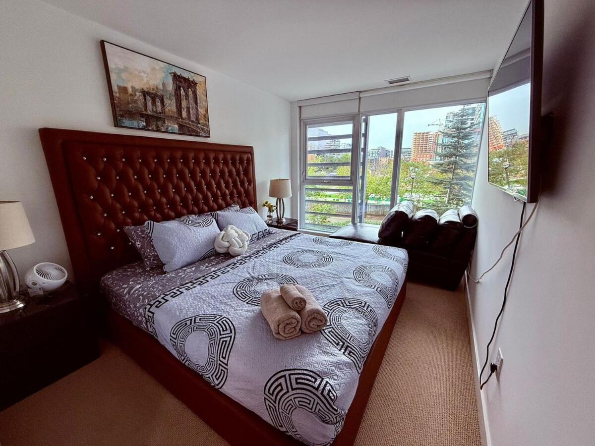 Charming 4Br Downtown Townhome Near Cn Tower Free Parking Apartment Toronto