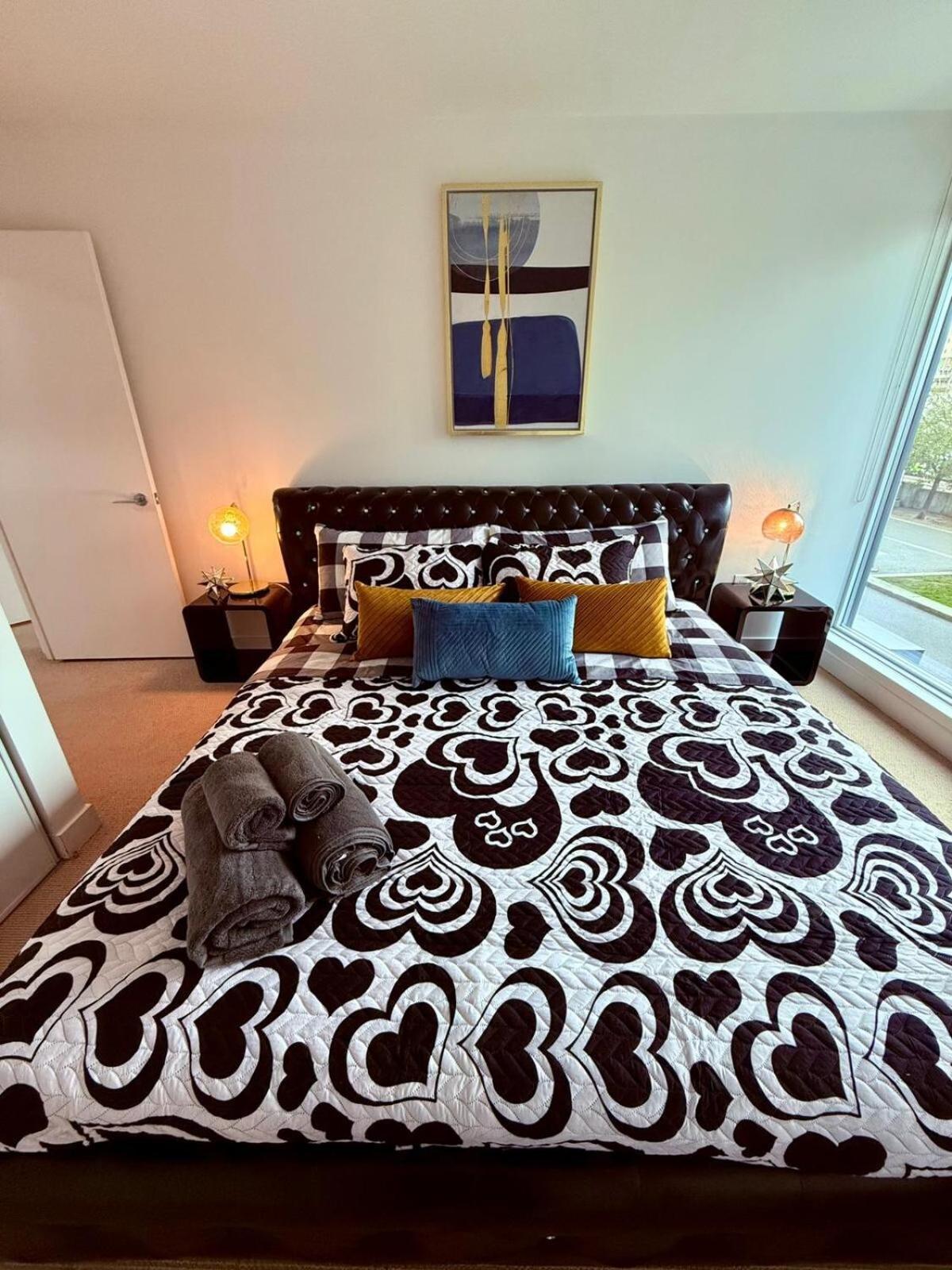 Apartment Charming 4Br Downtown Townhome Near Cn Tower Free Parking
