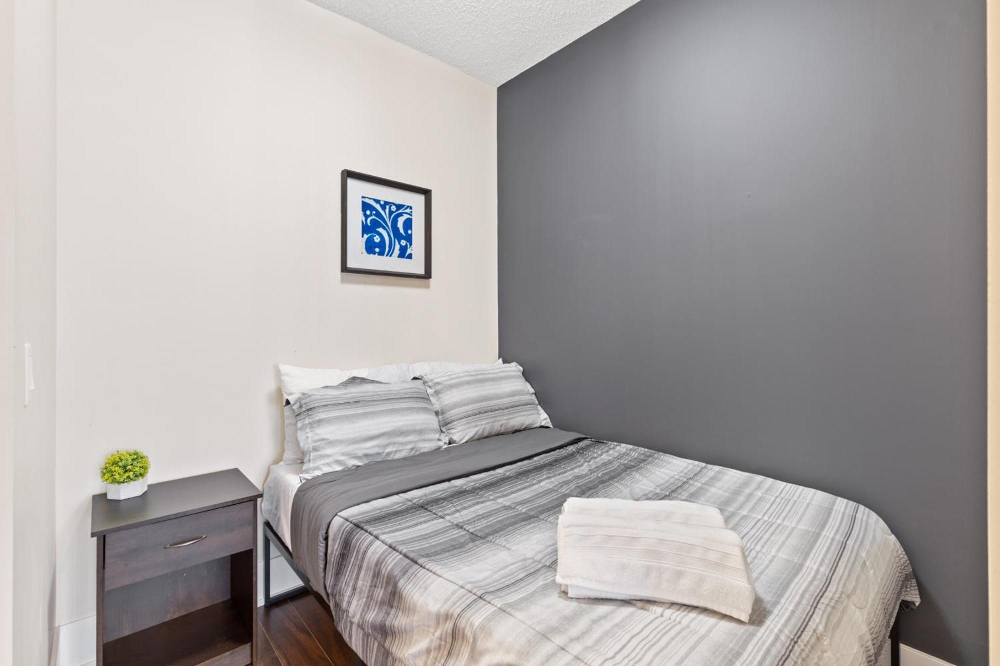 2 Bed 2 Bath Cn-tower And Lakeviews- Parking Apartment *
