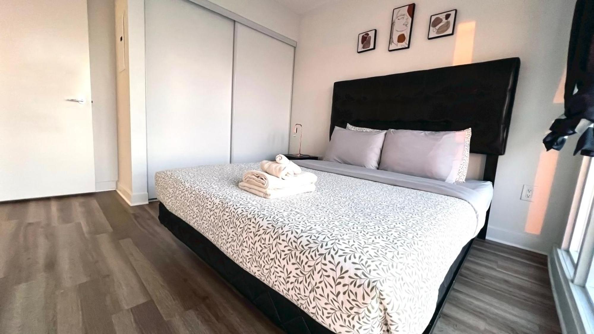 Downtown Oasis-luxury With Balcony & Free Parking Apartment *