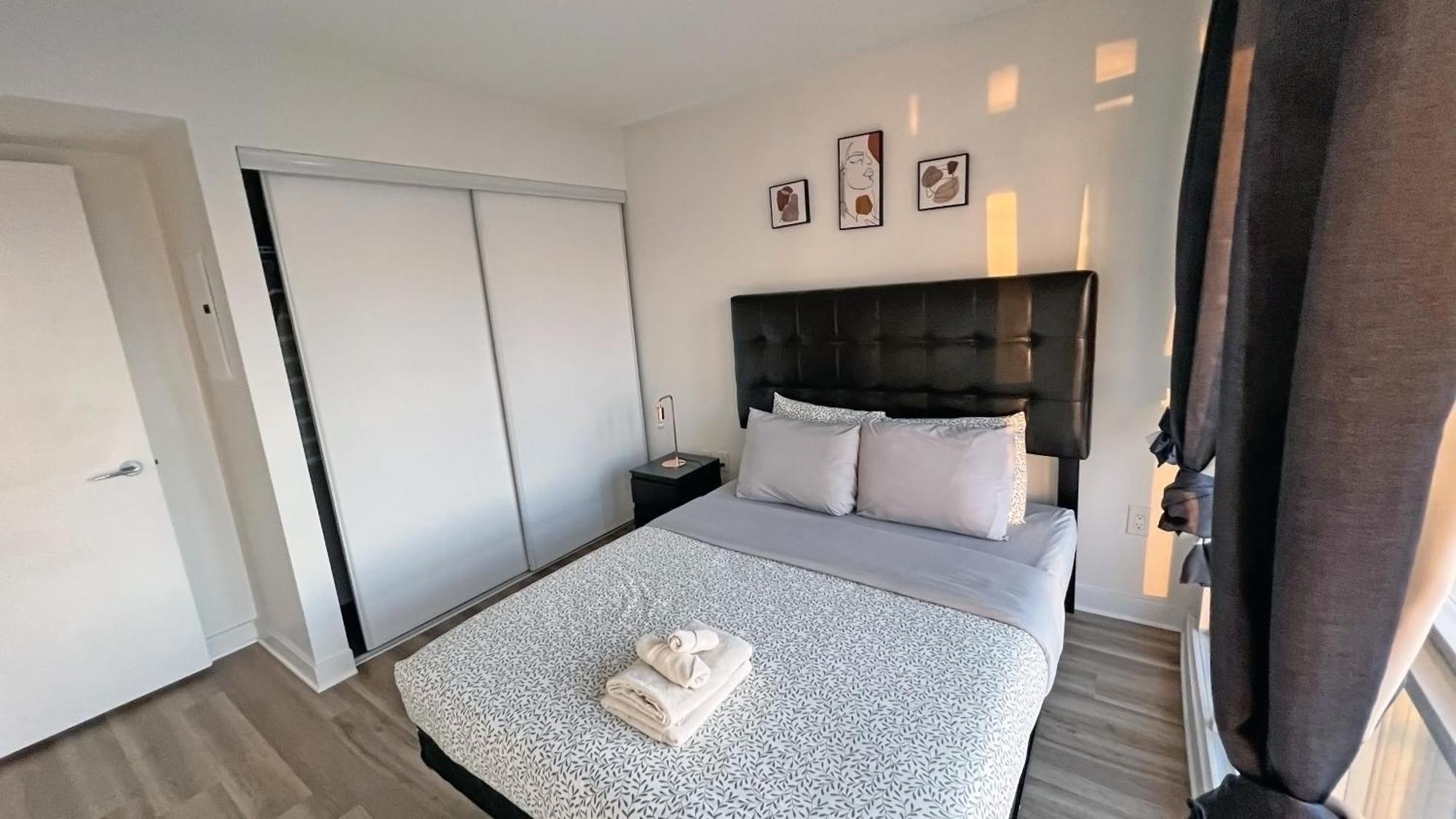 Downtown Oasis-luxury With Balcony & Free Parking * Toronto