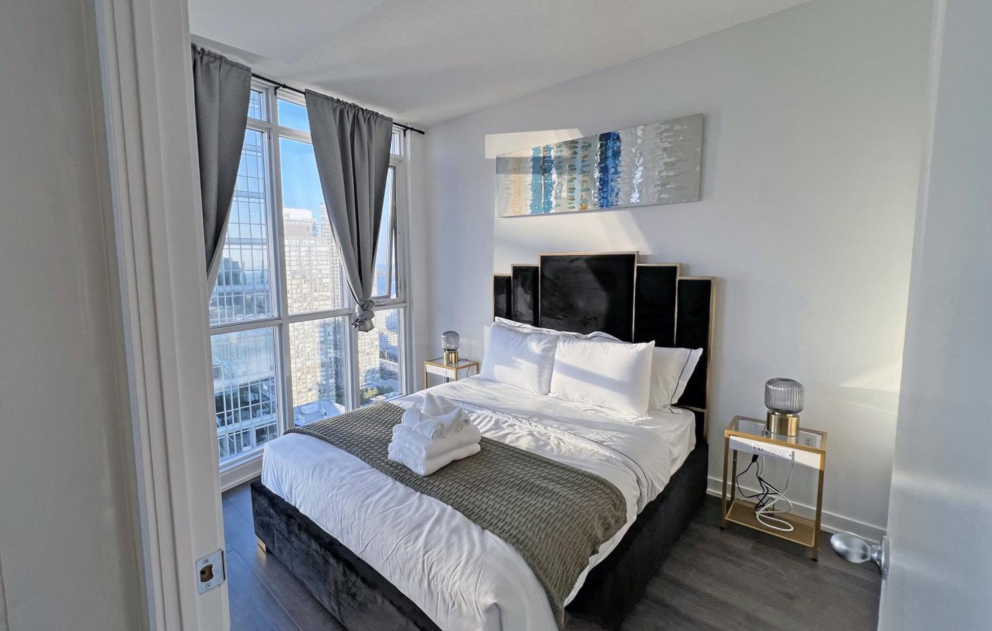 Apartment Downtown Oasis-luxury With Balcony & Free Parking *