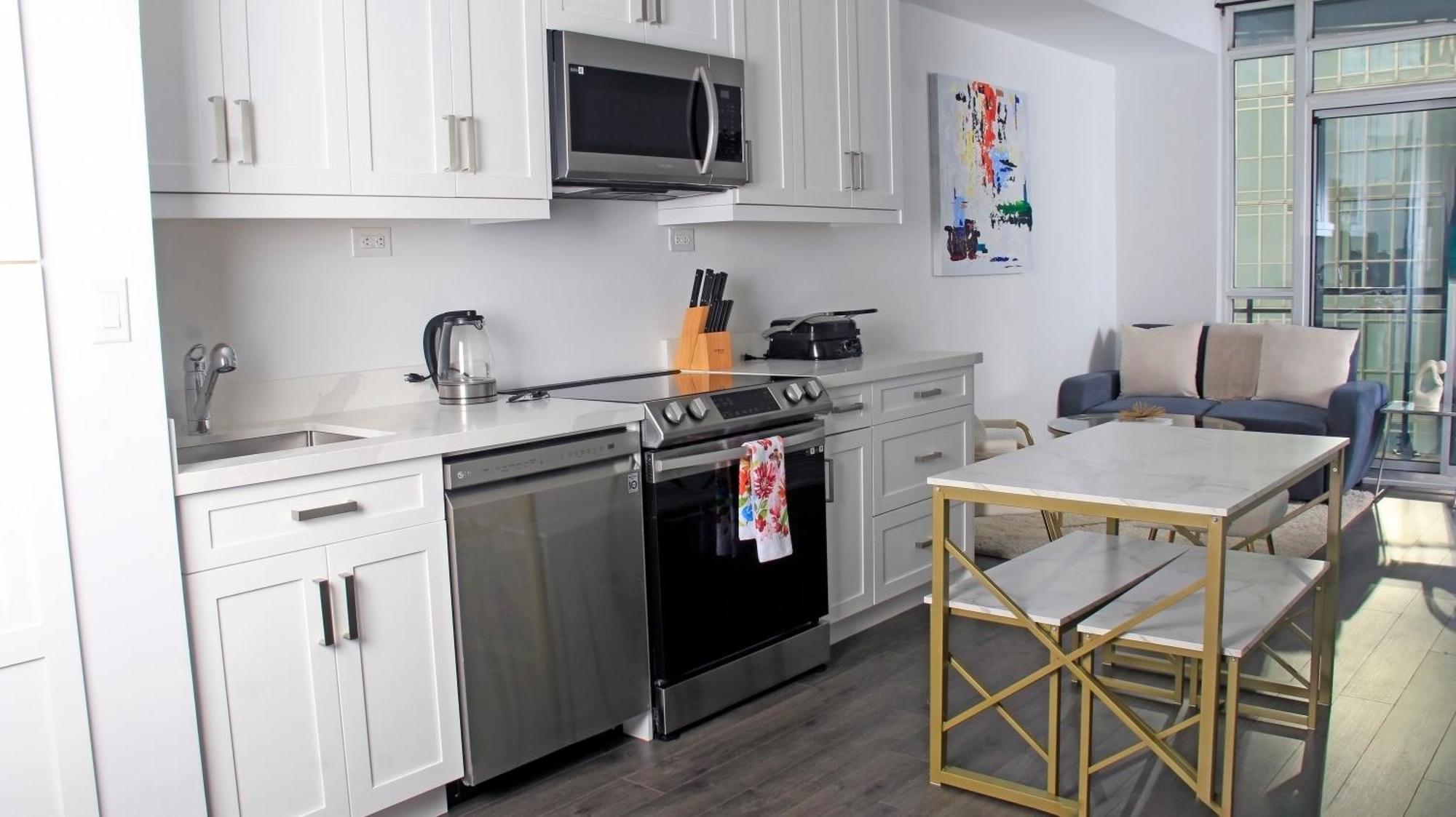 Downtown Oasis-luxury With Balcony & Free Parking Apartment