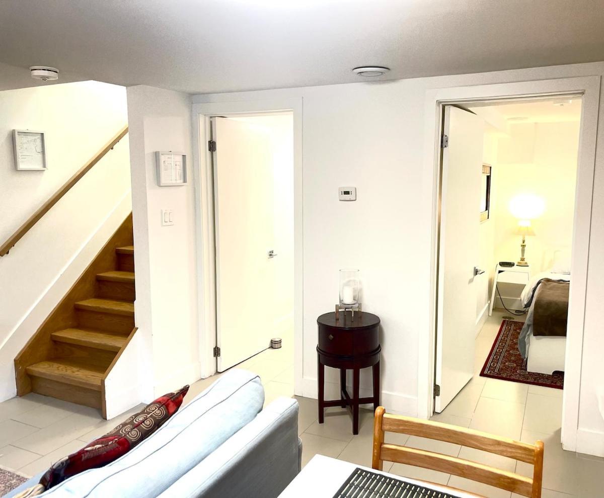 Excellent Private In Bloor West Village Apartment *
