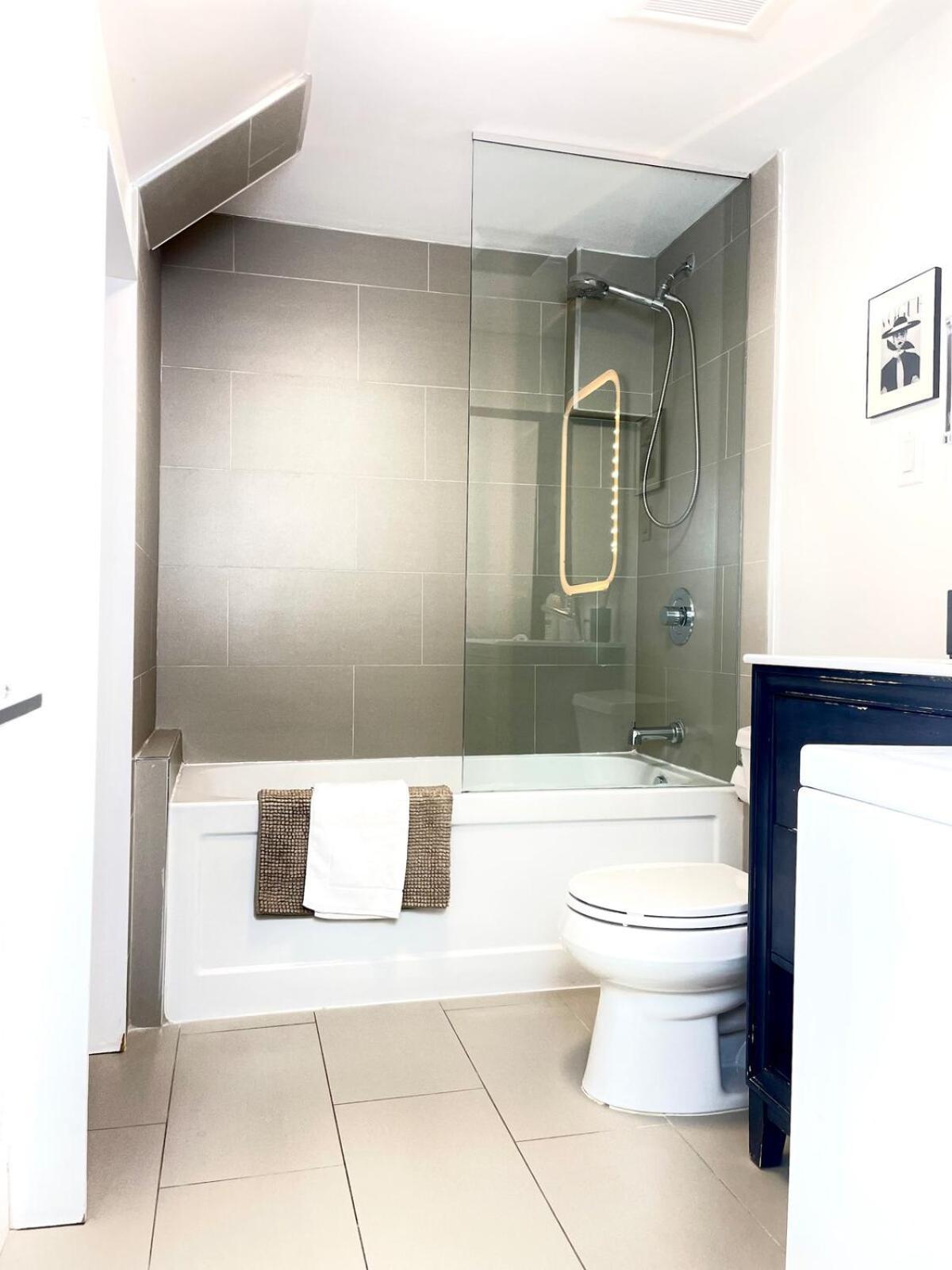 Apartment Excellent Private In Bloor West Village Toronto