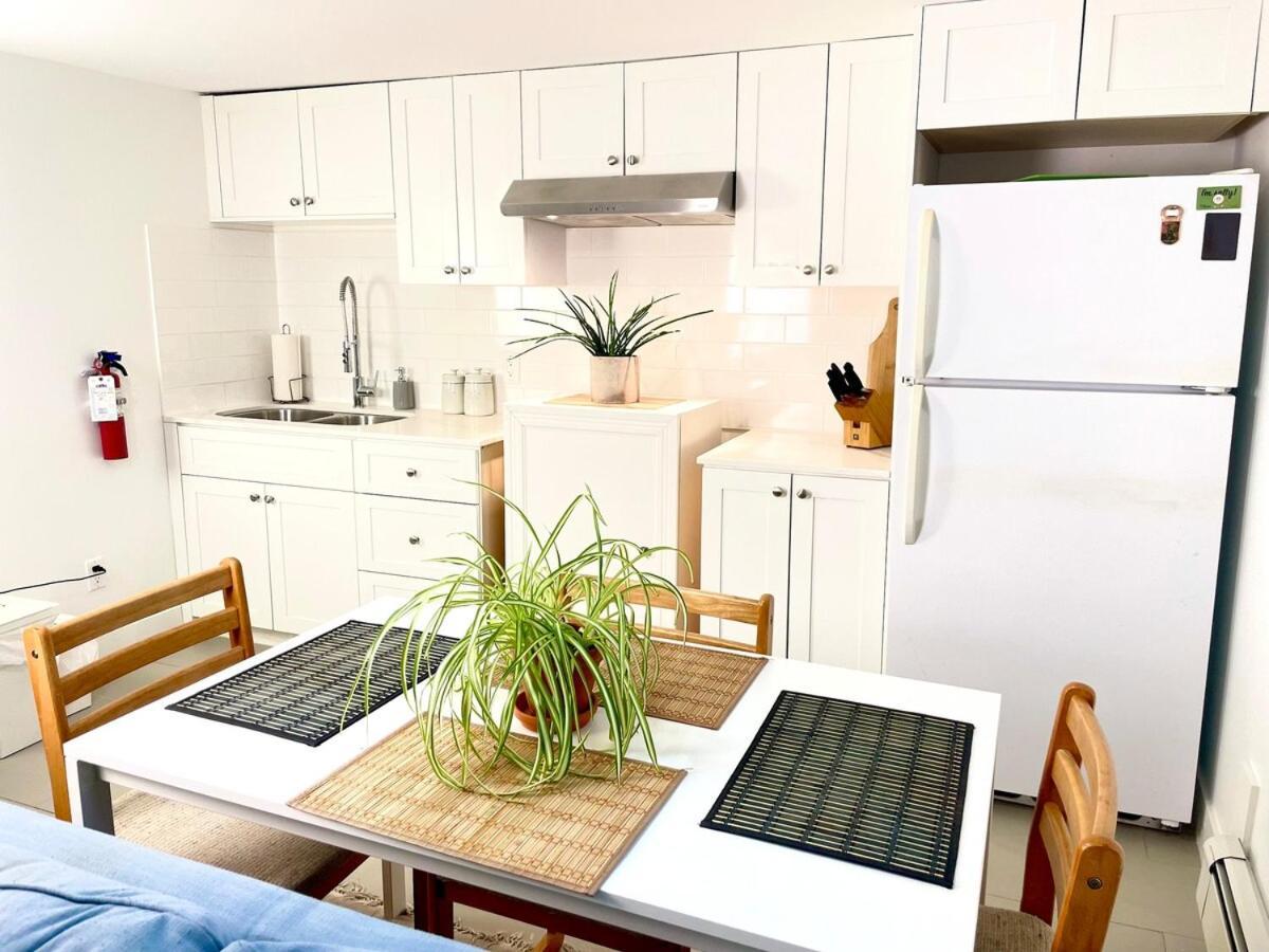 Excellent Private In Bloor West Village Apartment *