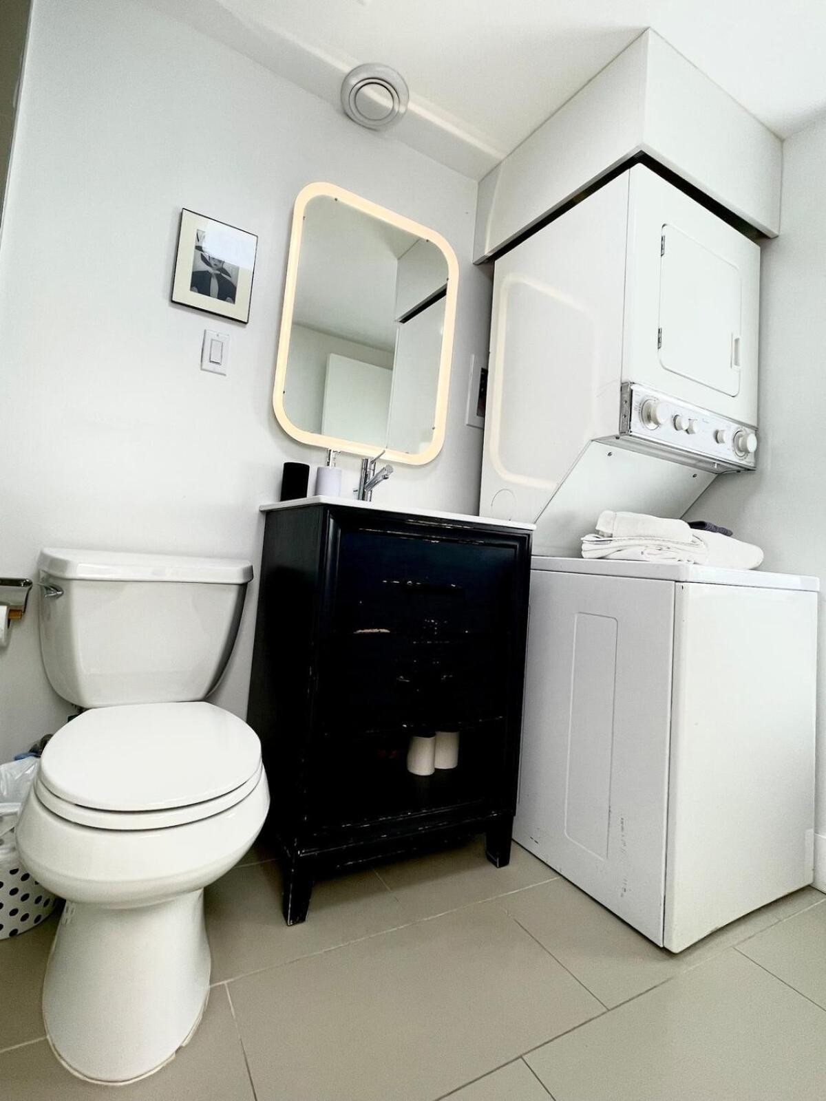 Excellent Private In Bloor West Village Apartment
