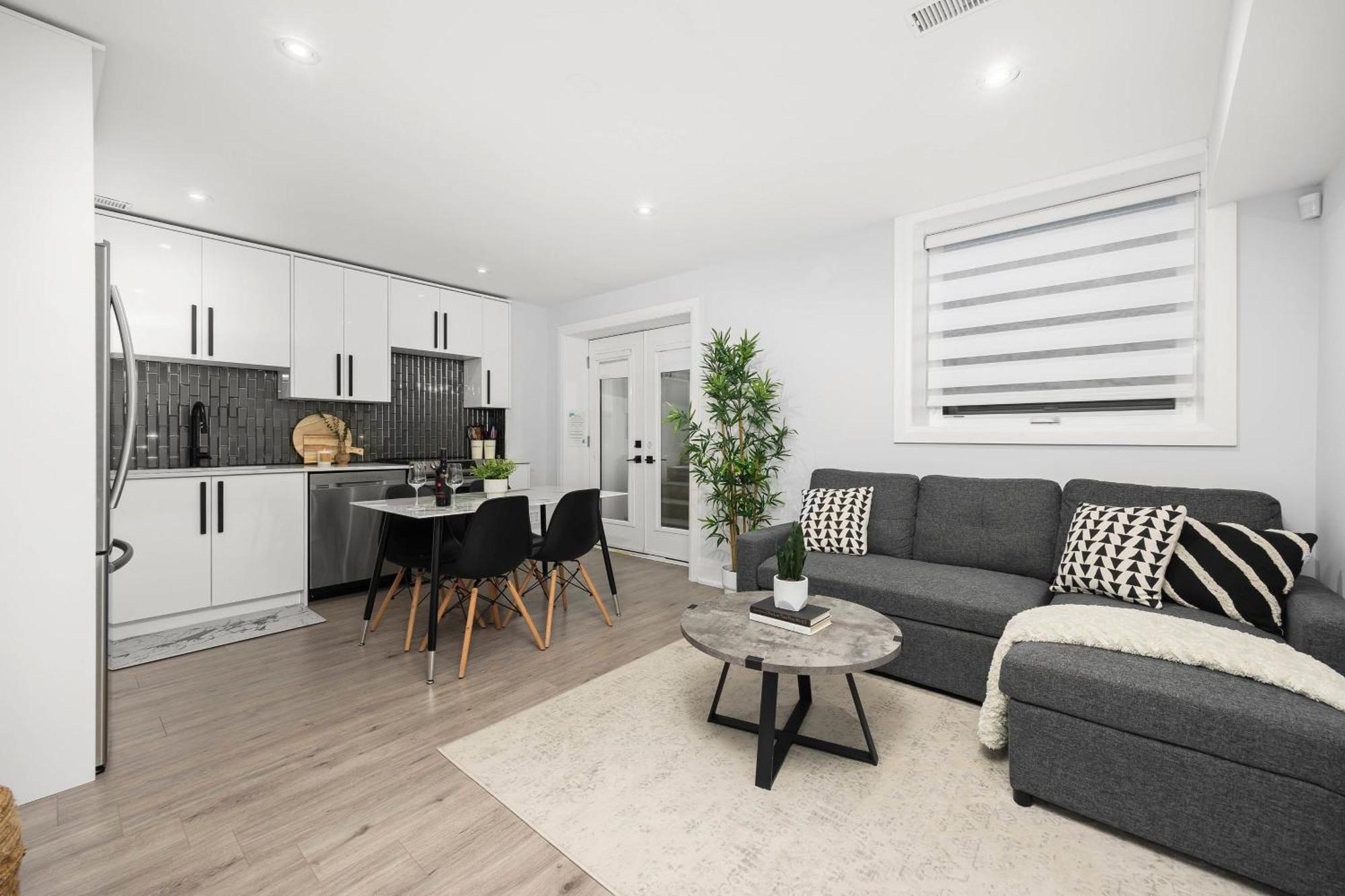 Cozy Renovated Luxurious Guest Located In Homestay Toronto