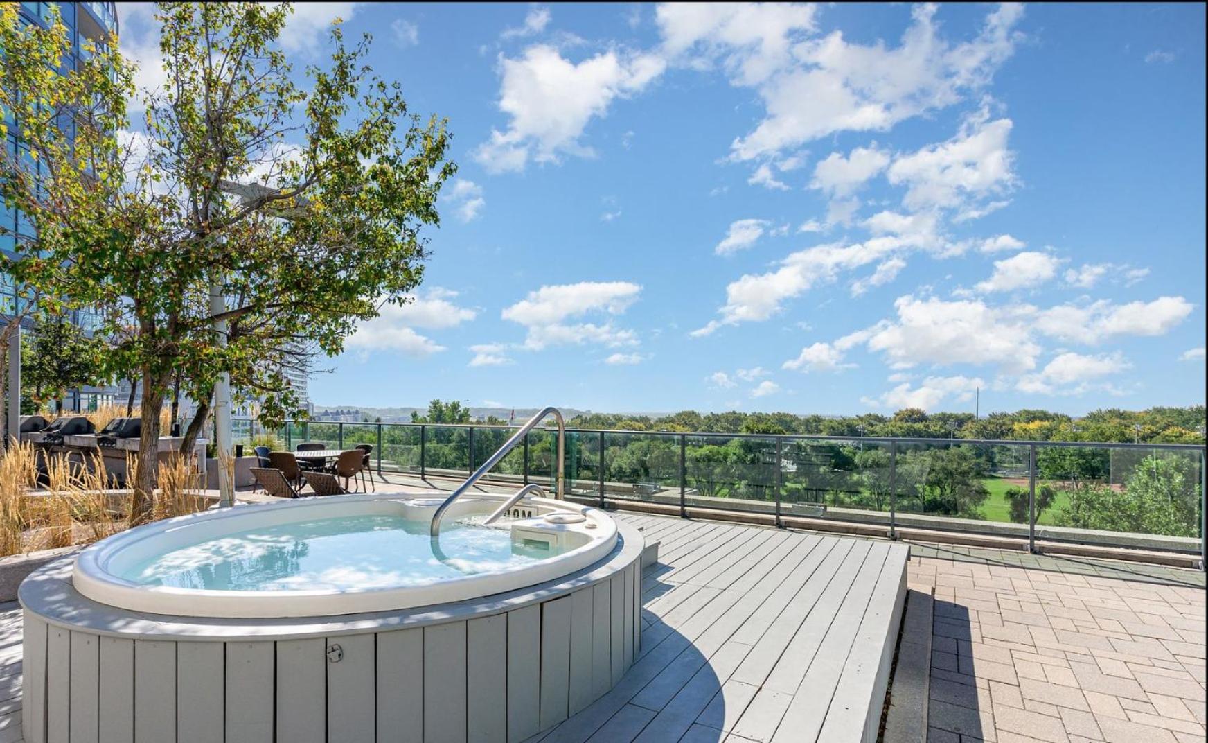 Apartment Luxury Downtown Condo With Cn Tower Views, Pool Access, Gym, Accommodates 4,Free Parking Upon Request At Booking