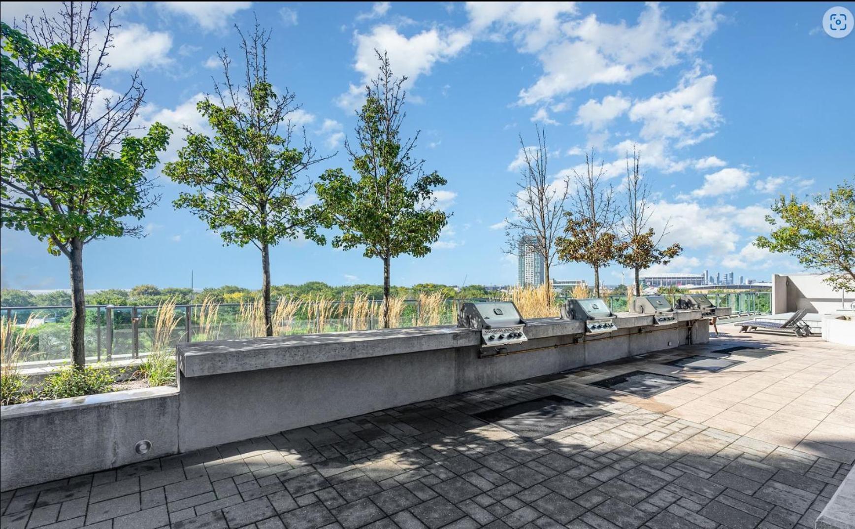 Luxury Downtown Condo With Cn Tower Views, Pool Access, Gym, Accommodates 4,Free Parking Upon Request At Booking * Toronto