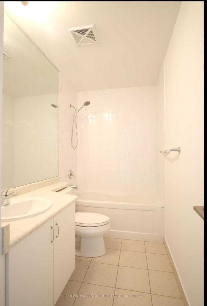 Luxury Downtown Condo With Cn Tower Views, Pool Access, Gym, Accommodates 4,Free Parking Upon Request At Booking Apartment *