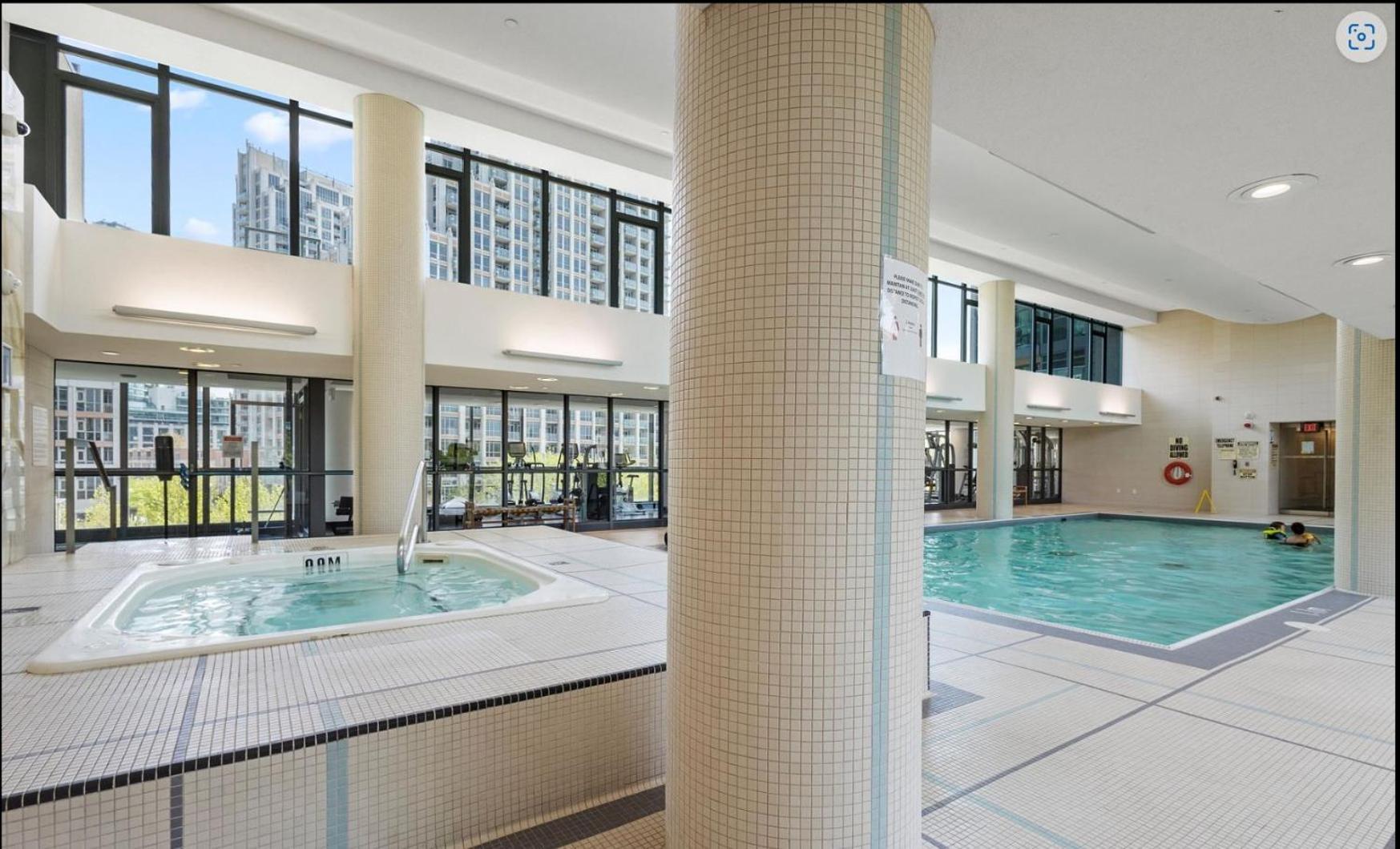 Luxury Downtown Condo With Cn Tower Views, Pool Access, Gym, Accommodates 4,Free Parking Upon Request At Booking Apartment Toronto