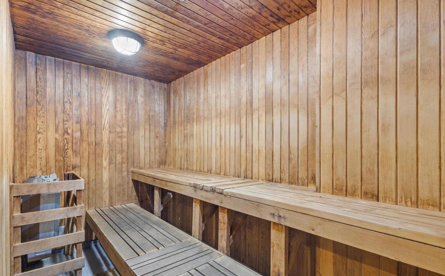 Luxury Downtown Condo With Cn Tower Views, Pool Access, Gym, Accommodates 4,Free Parking Upon Request At Booking Apartment