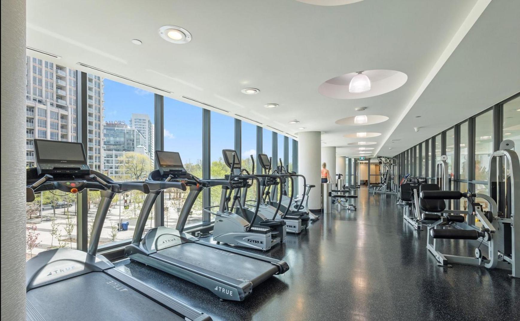 Apartment Luxury Downtown Condo With Cn Tower Views, Pool Access, Gym, Accommodates 4,Free Parking Upon Request At Booking Toronto