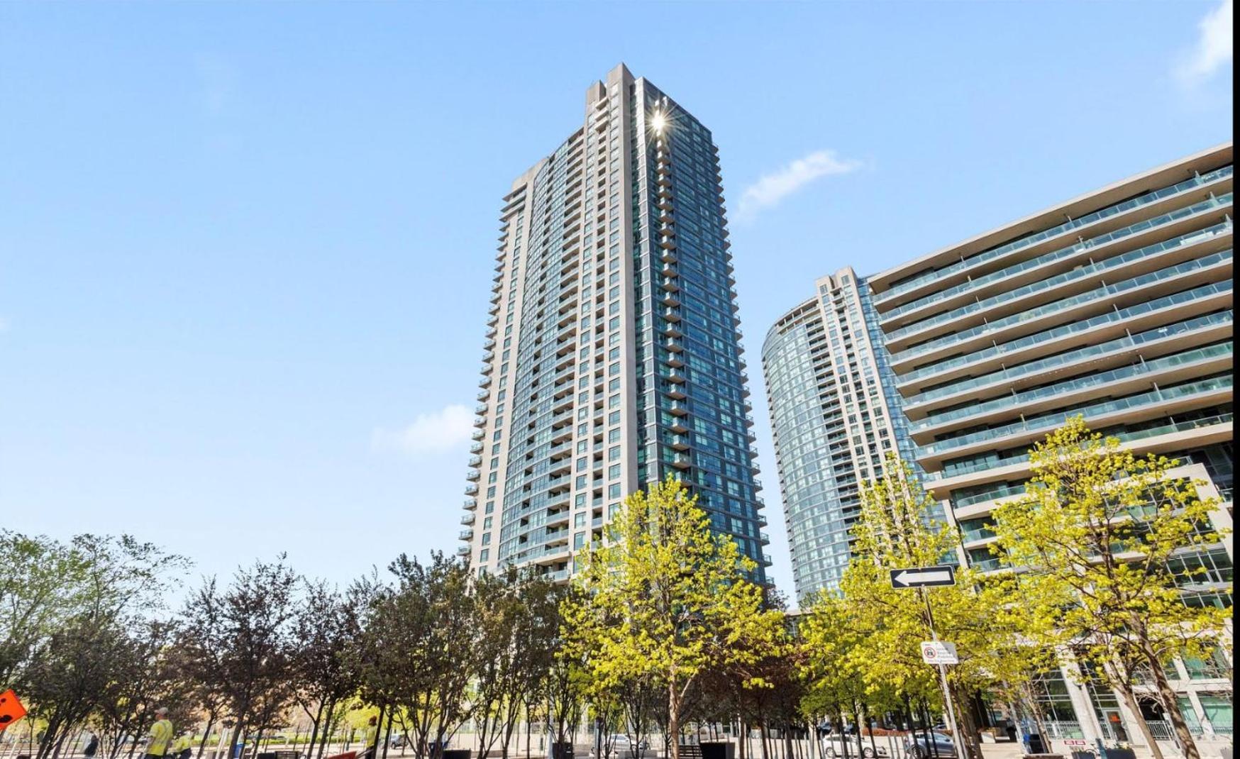 Luxury Downtown Condo With Cn Tower Views, Pool Access, Gym, Accommodates 4,Free Parking Upon Request At Booking Apartment