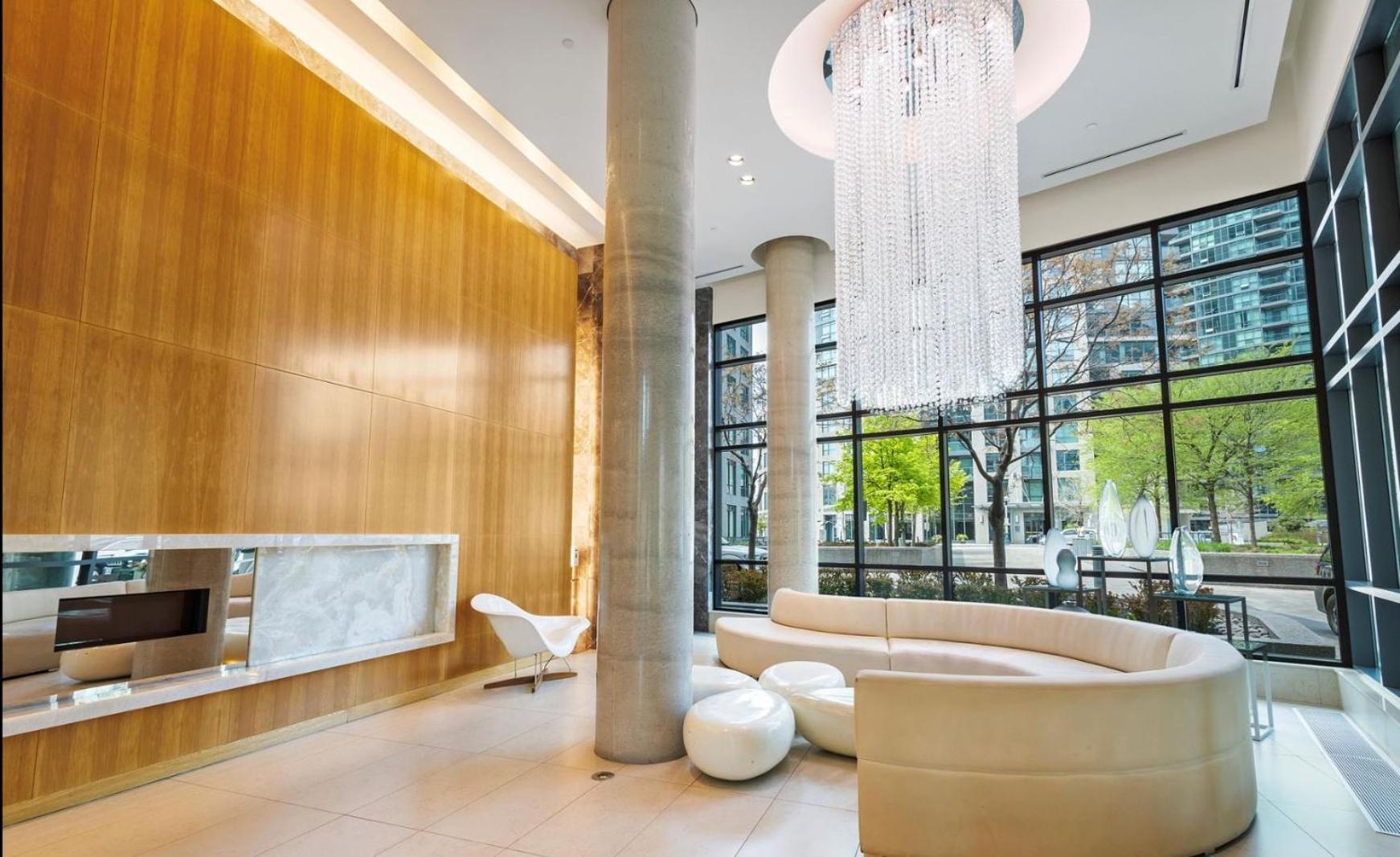 Apartment Luxury Downtown Condo With Cn Tower Views, Pool Access, Gym, Accommodates 4,Free Parking Upon Request At Booking *