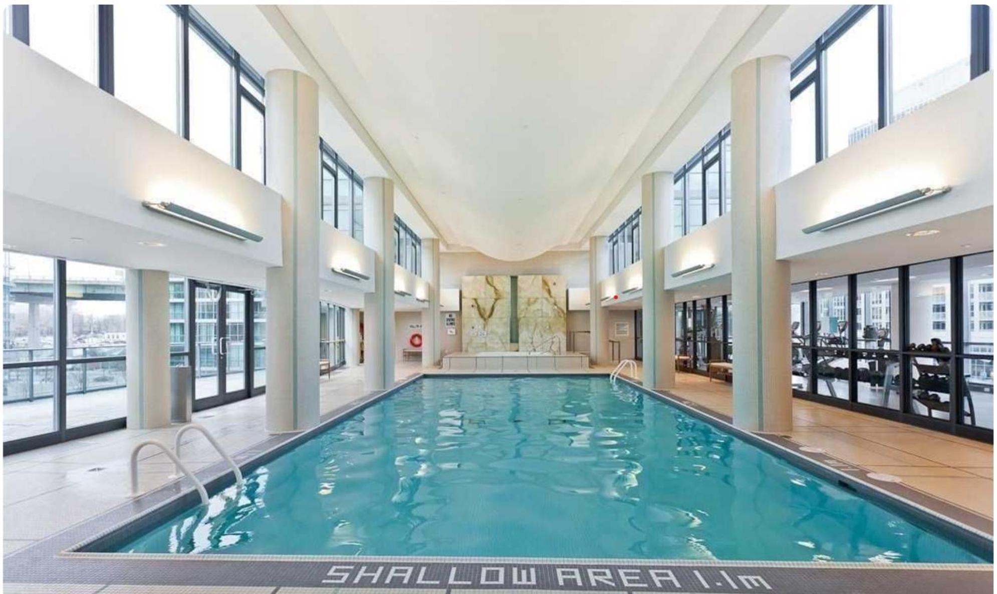 Apartment Luxury Downtown Condo With Cn Tower Views, Pool Access, Gym, Accommodates 4,Free Parking Upon Request At Booking *