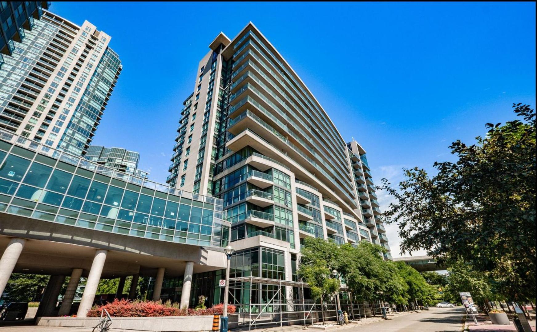 Apartment Luxury Downtown Condo With Cn Tower Views, Pool Access, Gym, Accommodates 4,Free Parking Upon Request At Booking