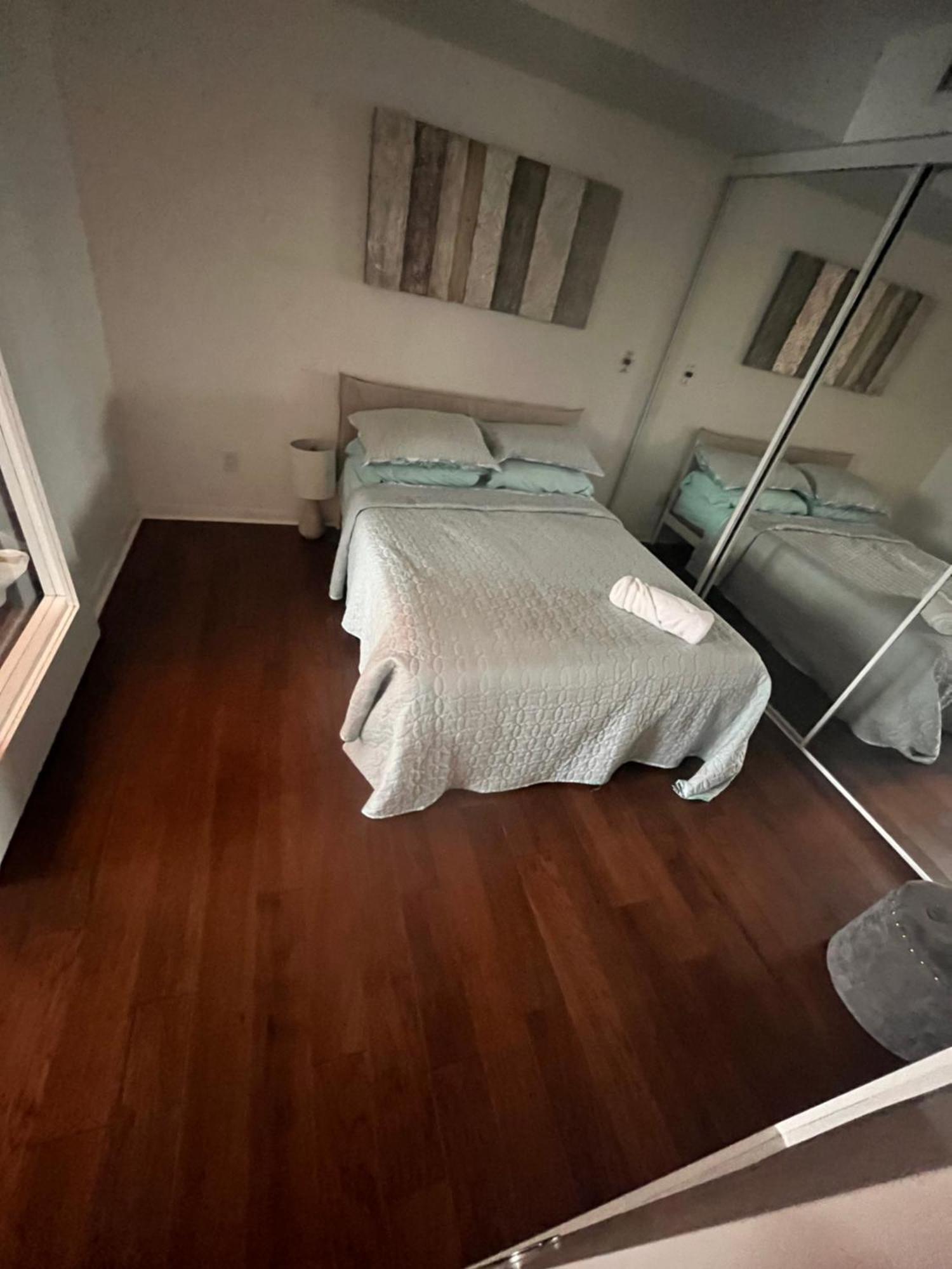 Luxury Downtown Condo With Cn Tower Views, Pool Access, Gym, Accommodates 4,Free Parking Upon Request At Booking * Toronto