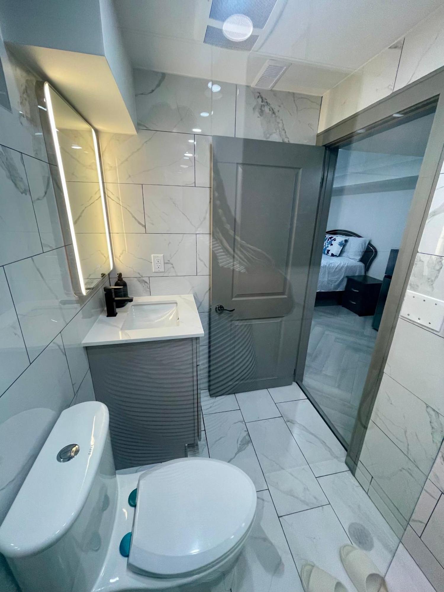 Privatunterkunft Cozy Basement With Free Parking In