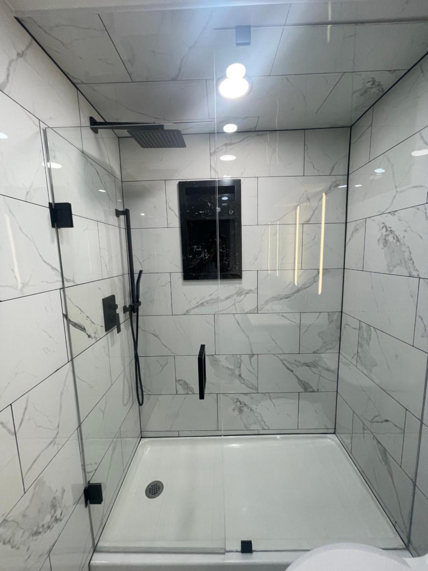 Cozy Basement With Free Parking In Privatunterkunft Toronto