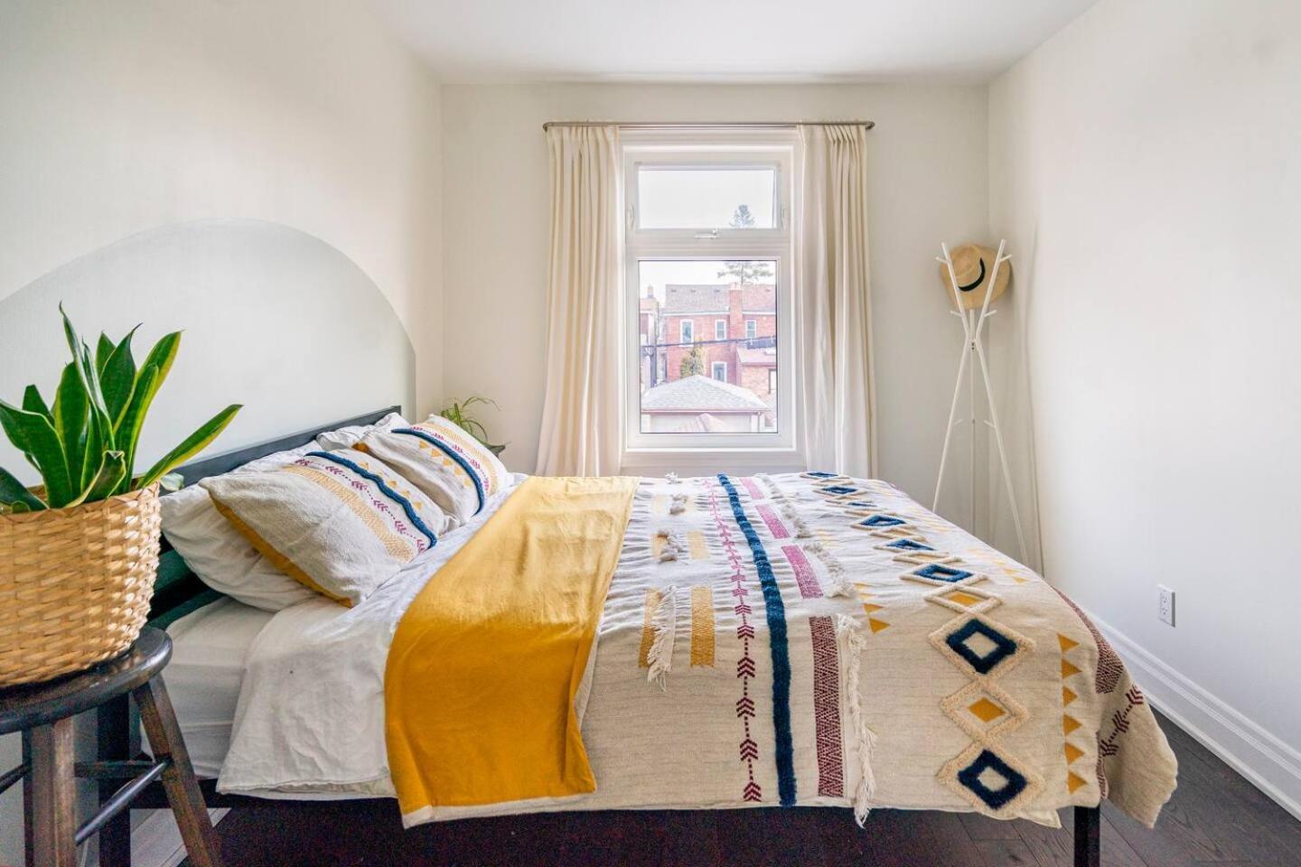 Holiday home Organic Garden In Junction Triangle Toronto