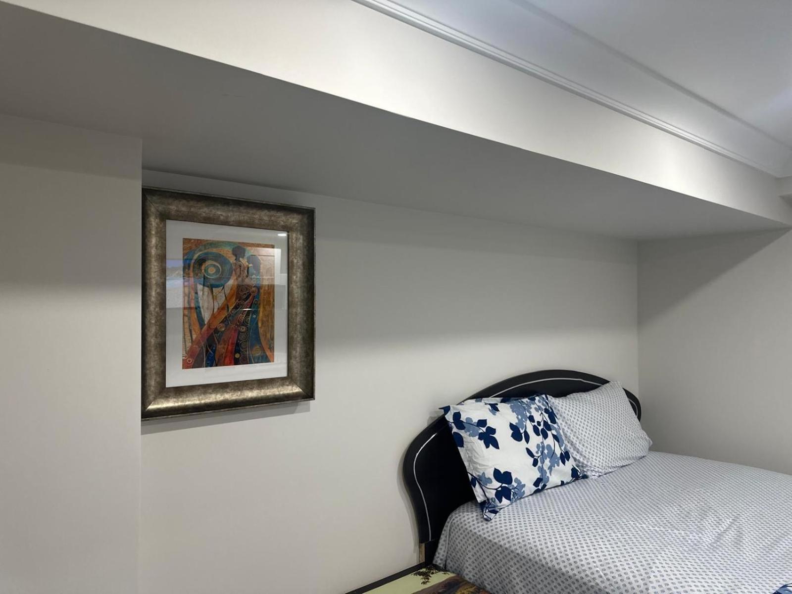 Cozy Basement With Free Parking In Privatunterkunft