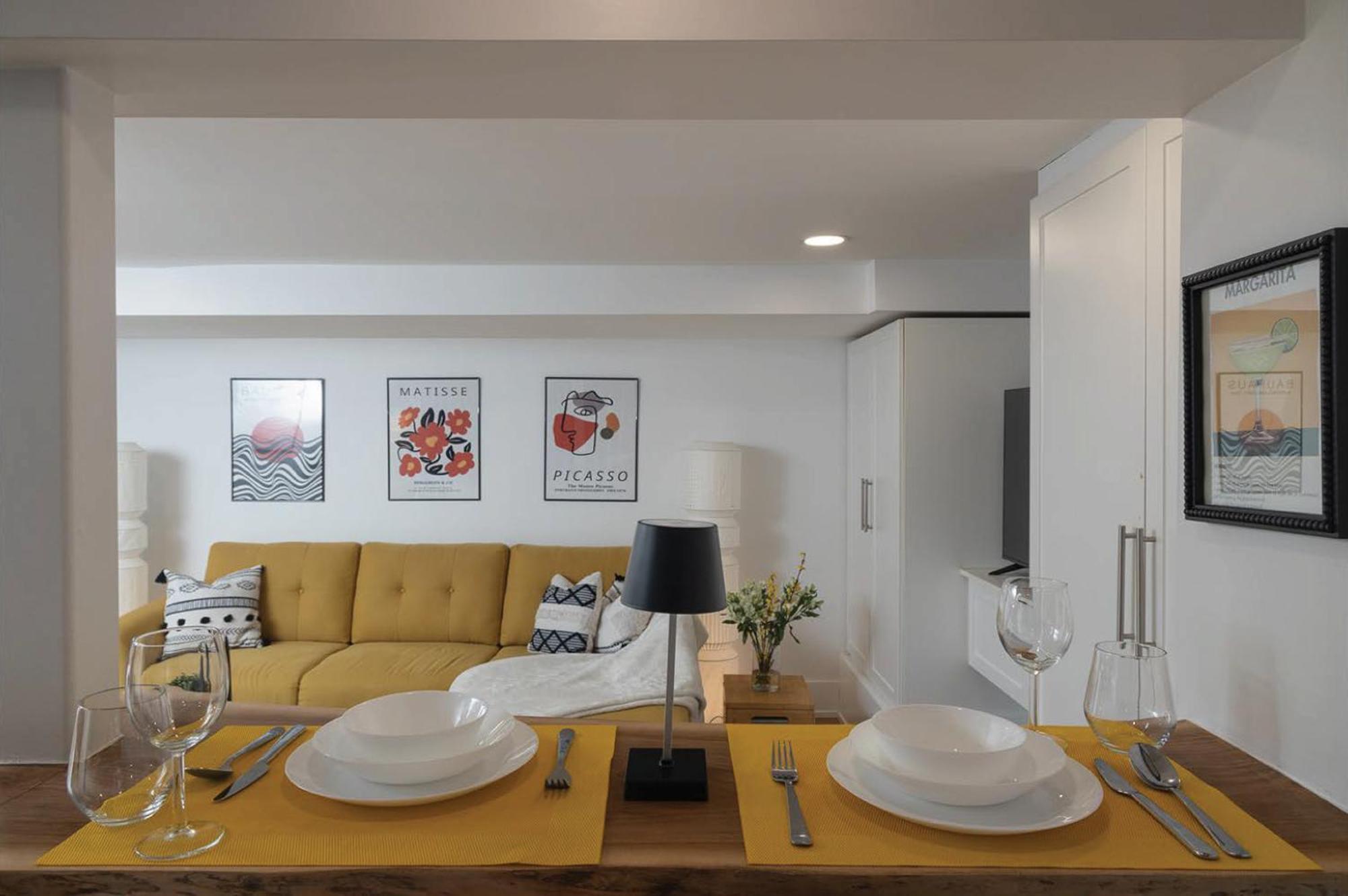 Chaplin Crescent Apartment *