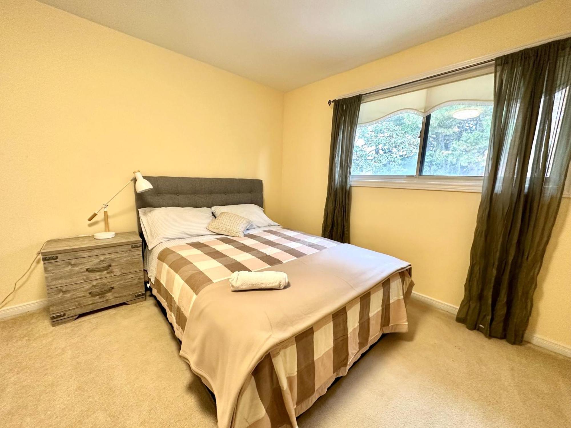 Guest house Quiet With Shared Bathroom Near Bayview York Mills Toronto