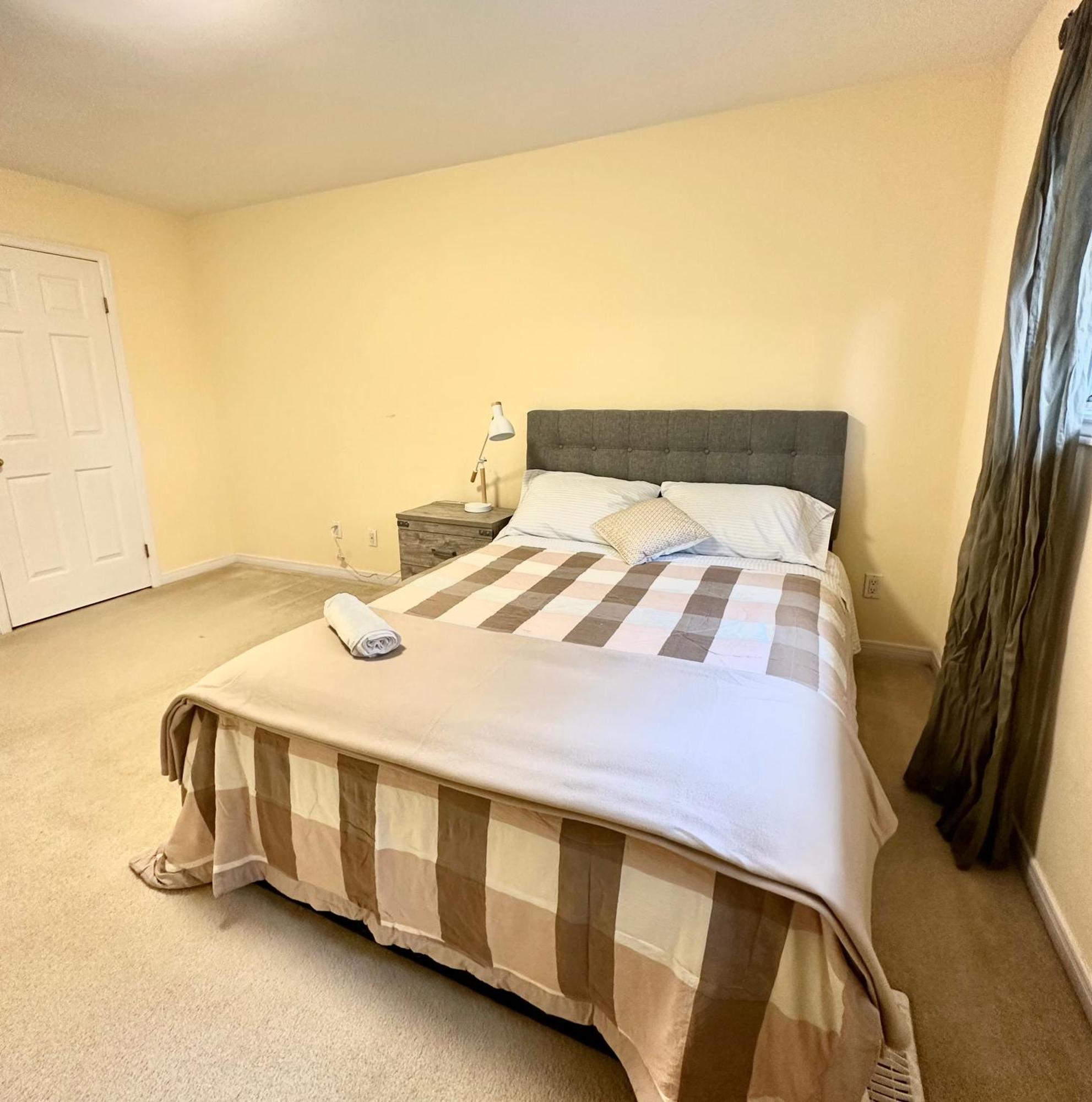 Quiet With Shared Bathroom Near Bayview York Mills Guest house Toronto