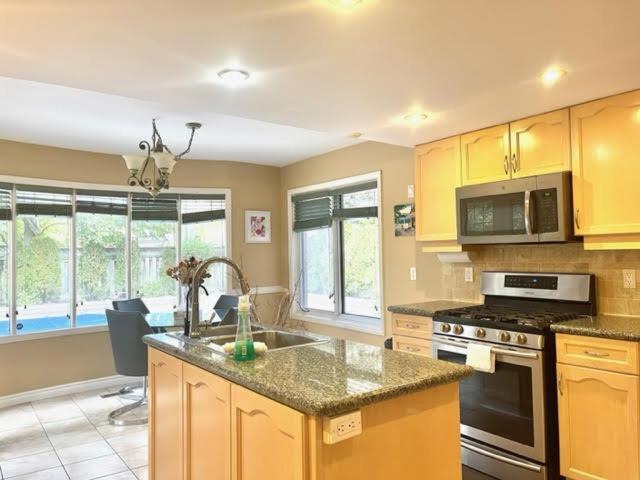 Quiet With Shared Bathroom Near Bayview York Mills Toronto
