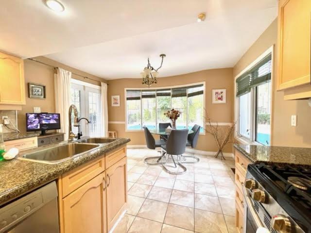 Quiet With Shared Bathroom Near Bayview York Mills