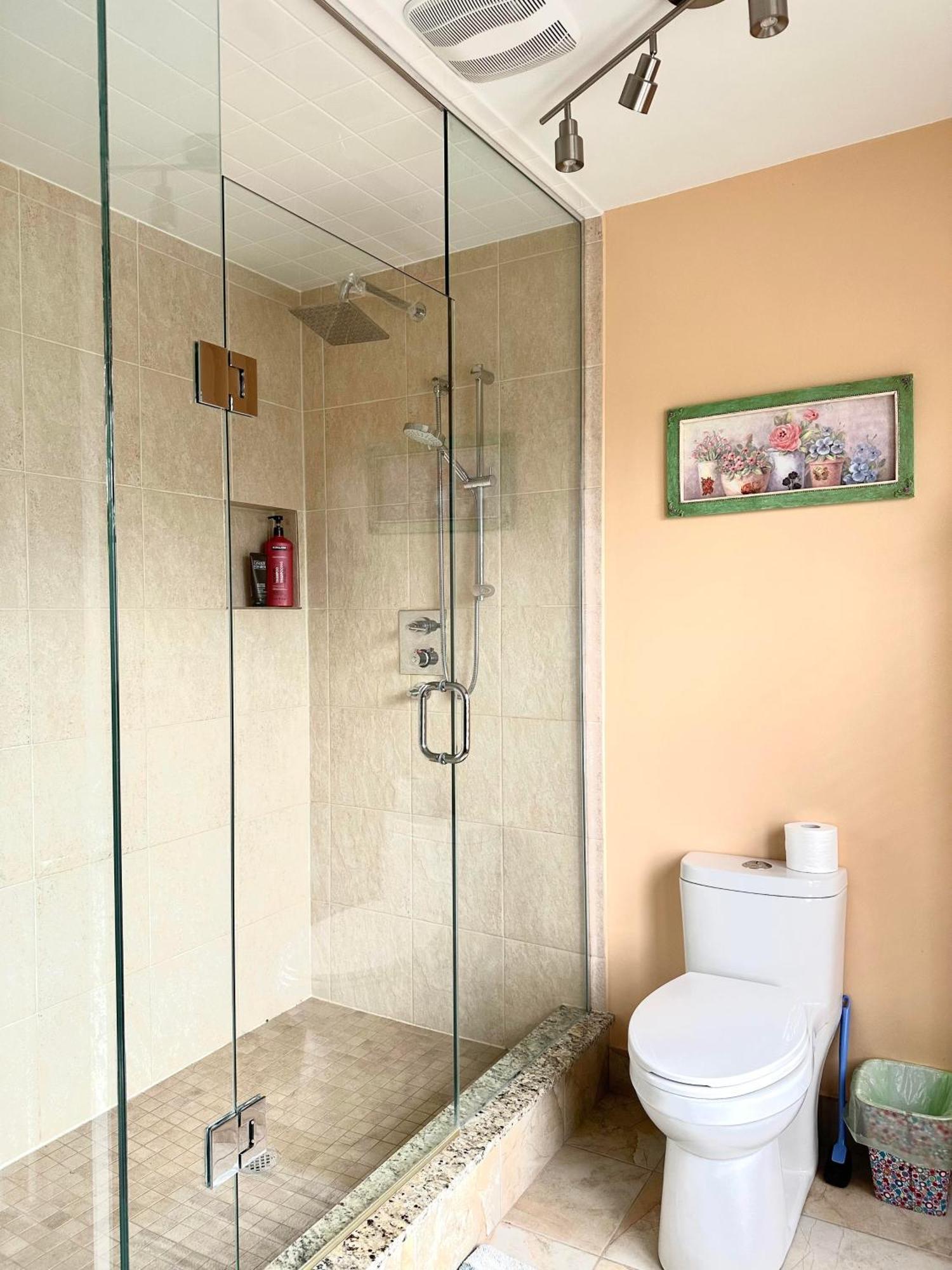 Quiet With Shared Bathroom Near Bayview York Mills * Toronto