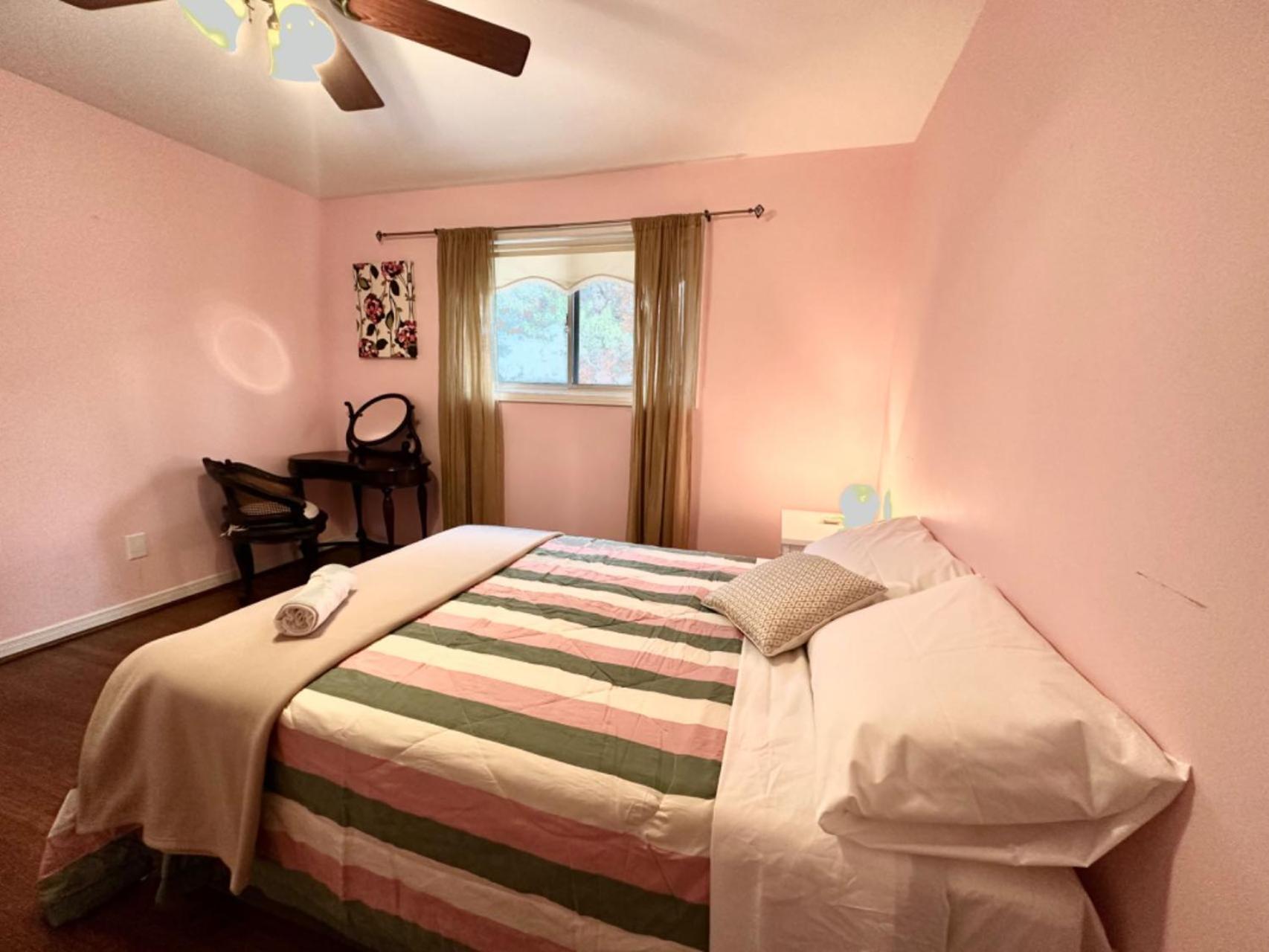 Quiet With Shared Bathroom Near Bayview York Mills Toronto