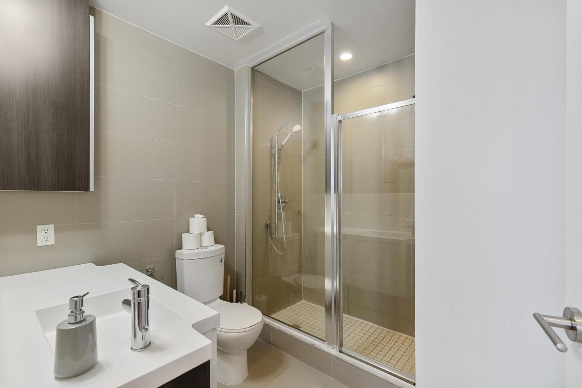 Cn Tower View 2 Bedroom *