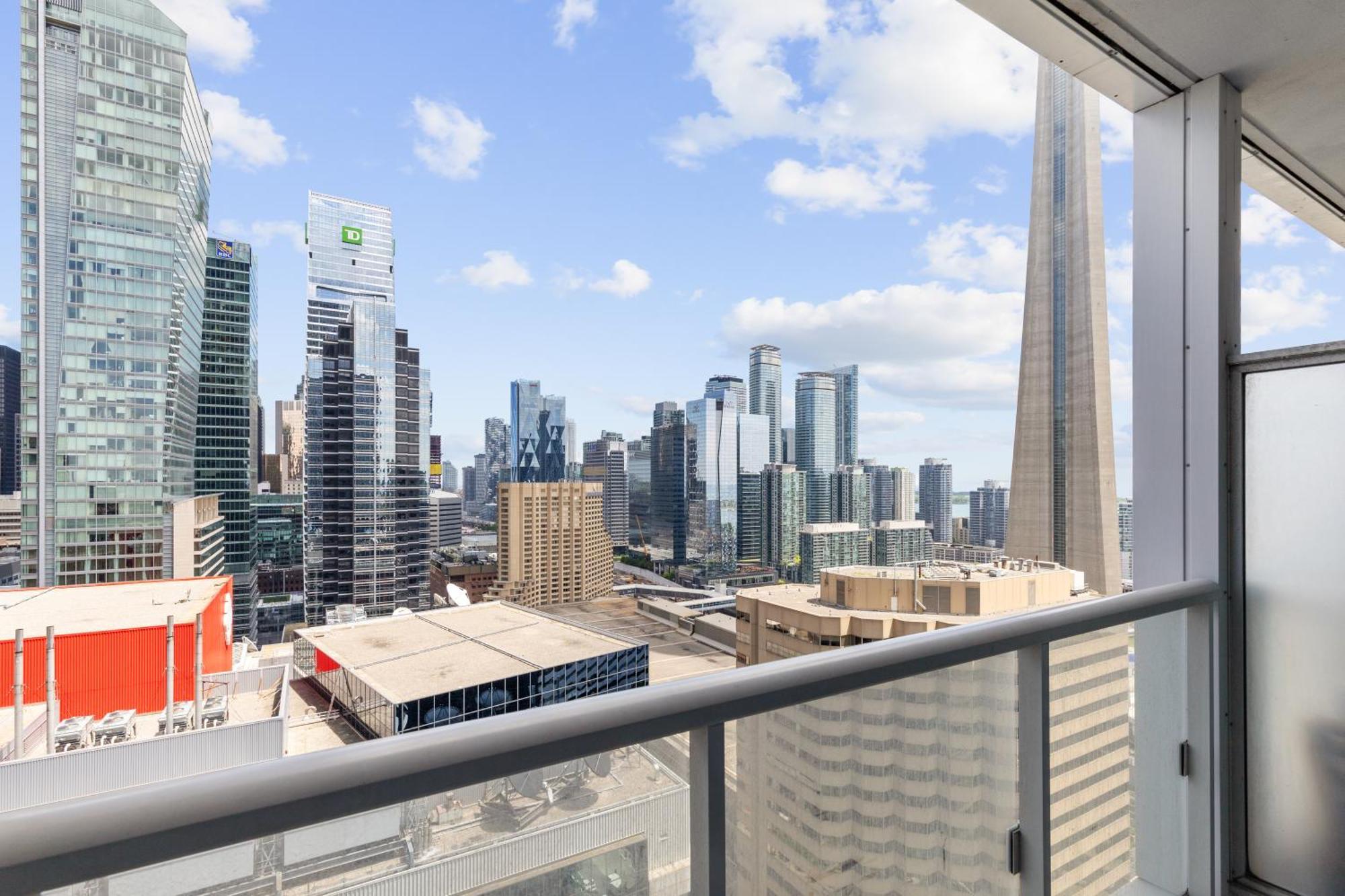 Aparthotel Cn Tower View 2 Bedroom *