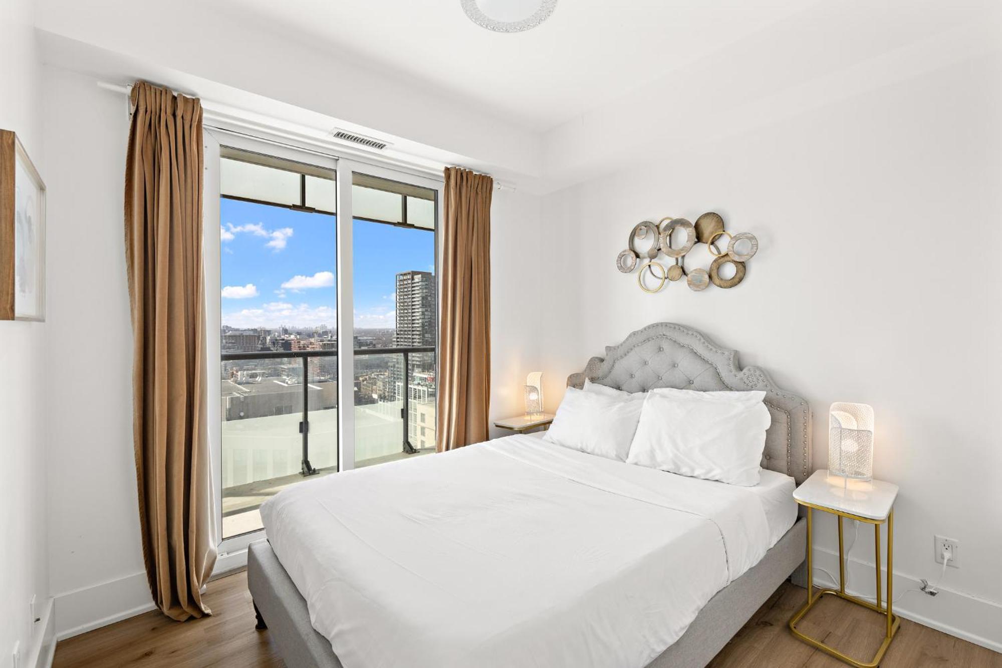 3-bedroom In The Heart Of Downtown Walk To Shops And Attractions
