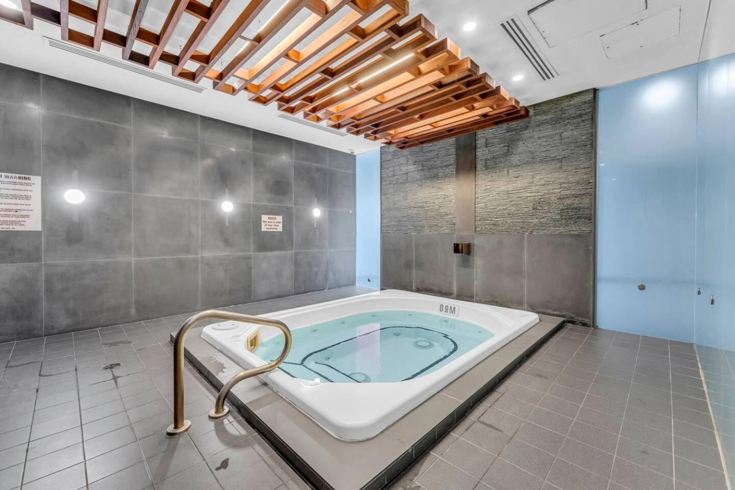 Apartment 3-bedroom In The Heart Of Downtown Walk To Shops And Attractions