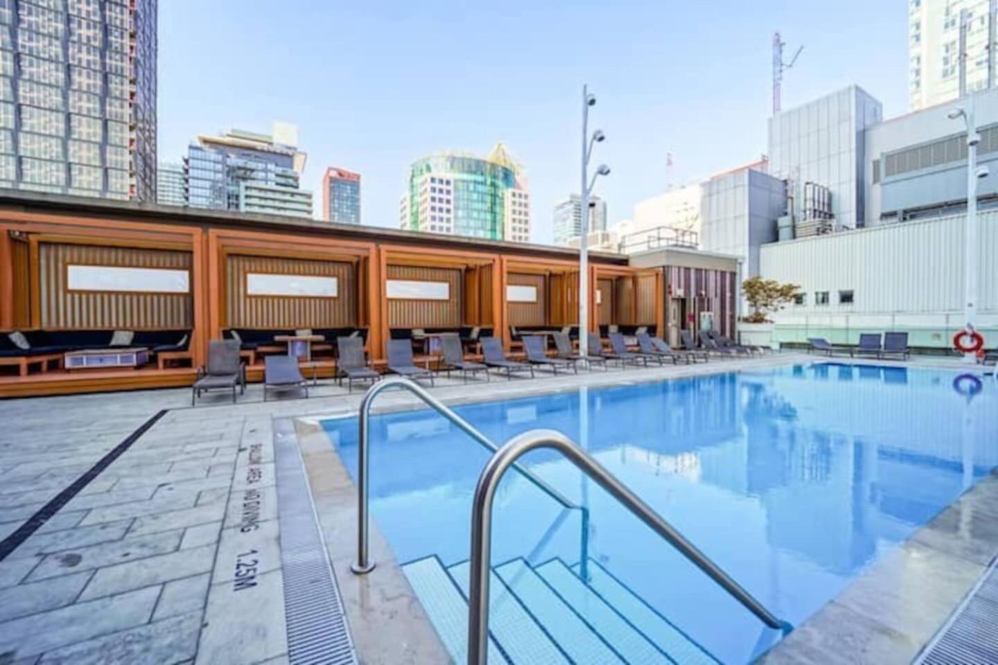 Apartment 3-bedroom In The Heart Of Downtown Walk To Shops And Attractions *
