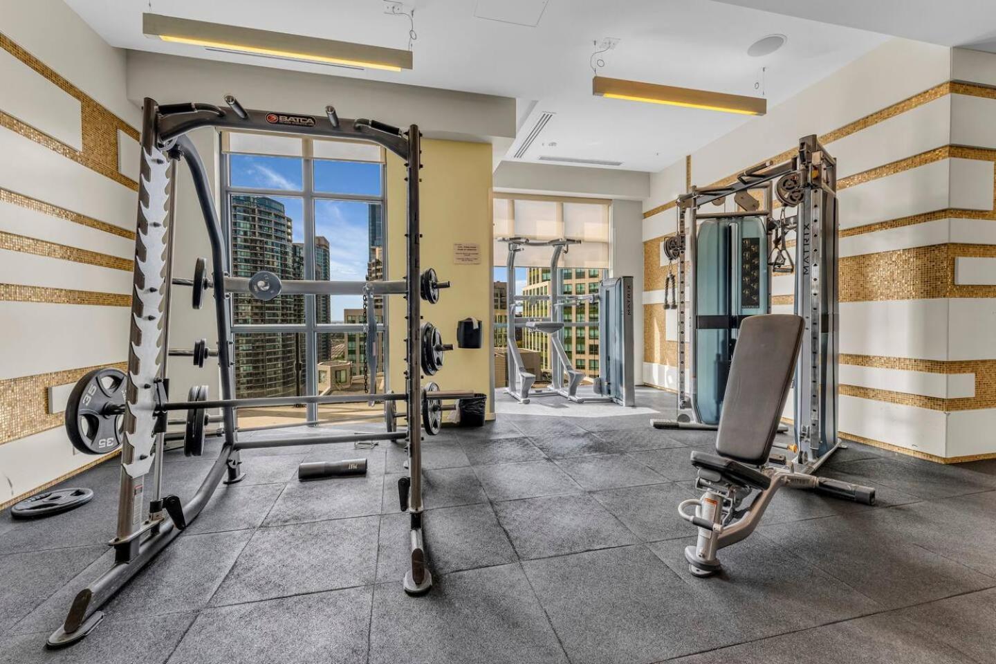 3-bedroom In The Heart Of Downtown Walk To Shops And Attractions Apartment