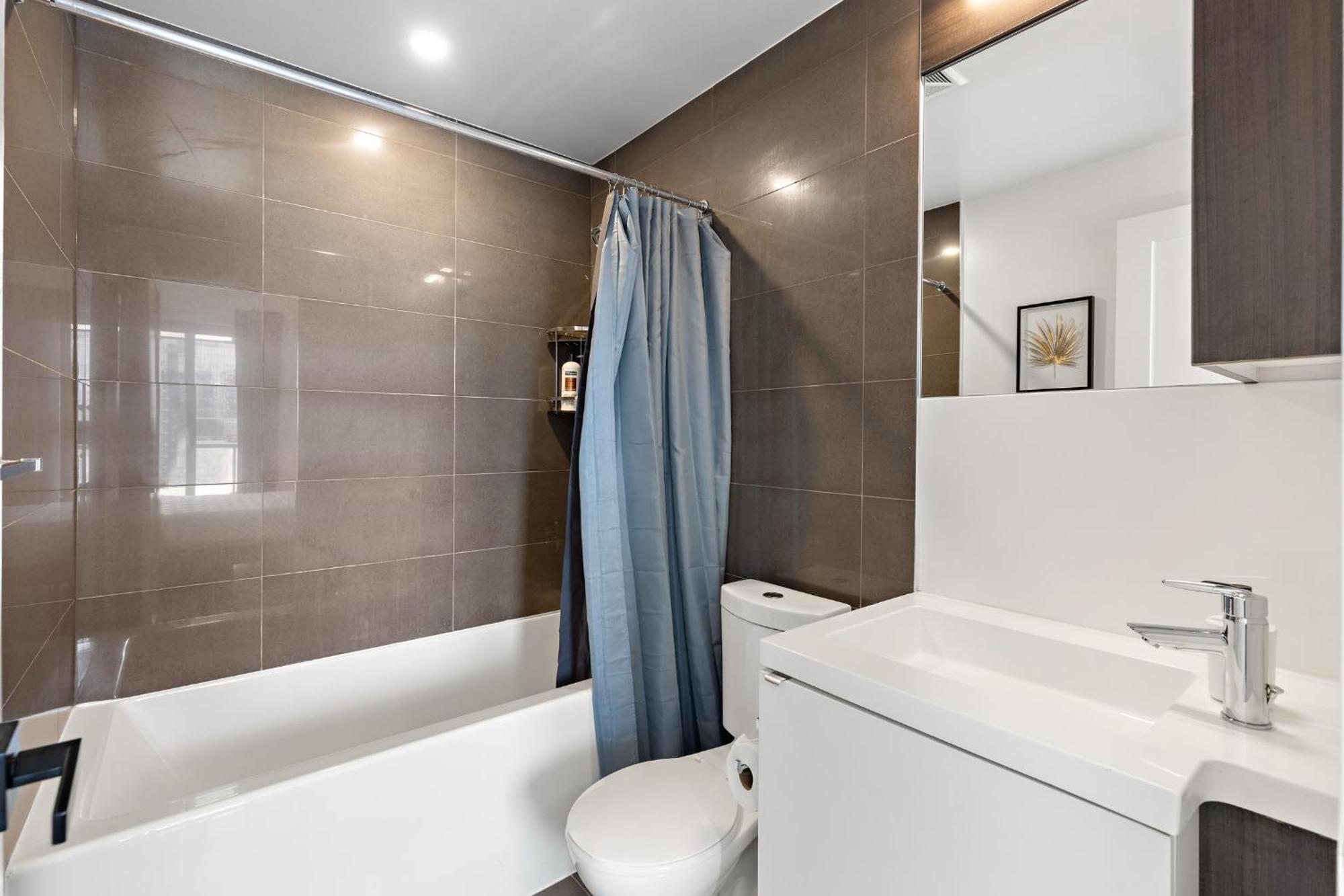 3-bedroom In The Heart Of Downtown Walk To Shops And Attractions Apartment *