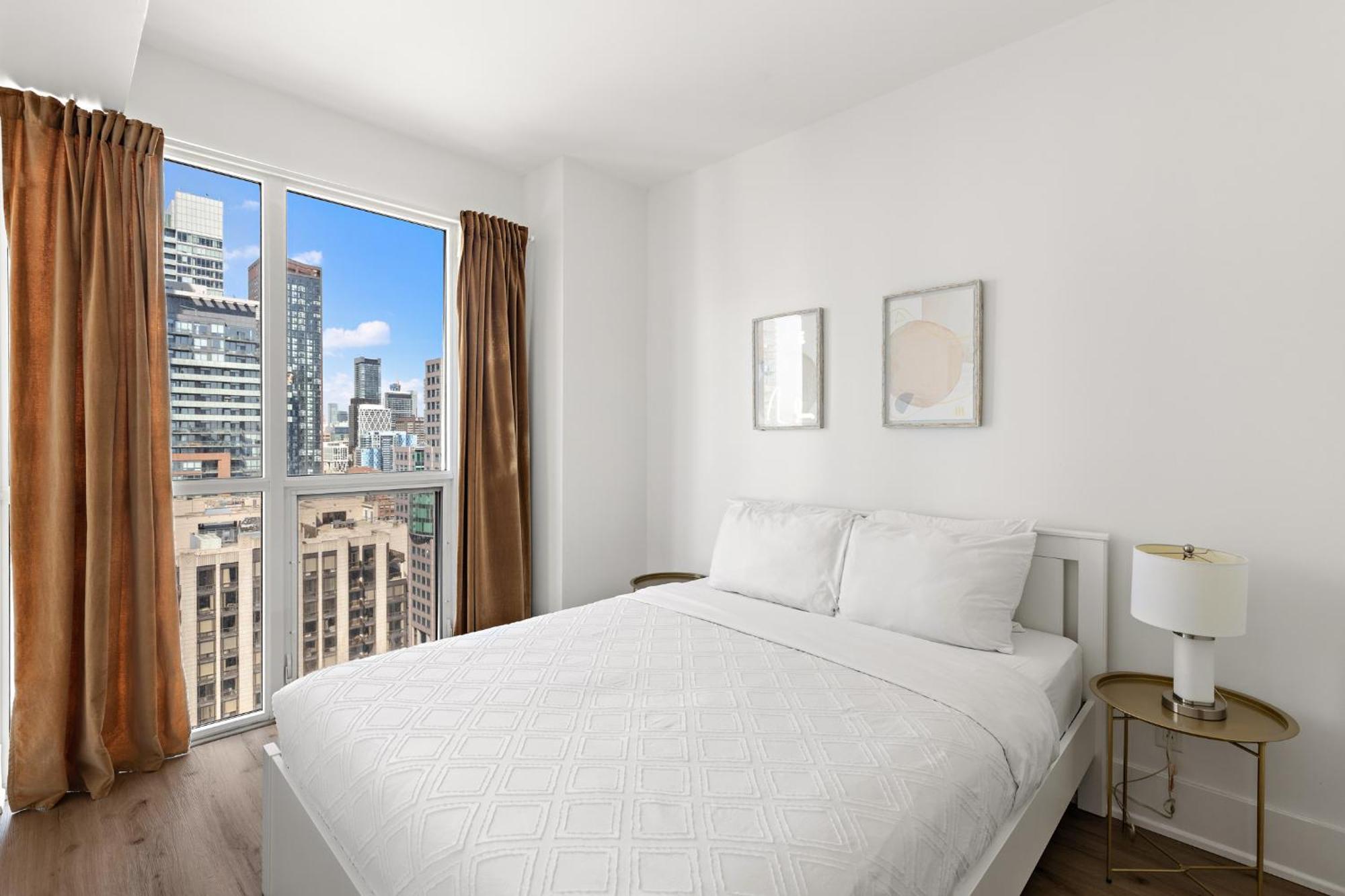 3-bedroom In The Heart Of Downtown Walk To Shops And Attractions Apartment Toronto