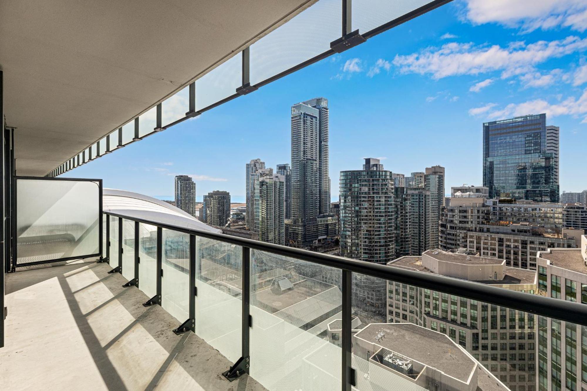Apartment 3-bedroom In The Heart Of Downtown Walk To Shops And Attractions Toronto