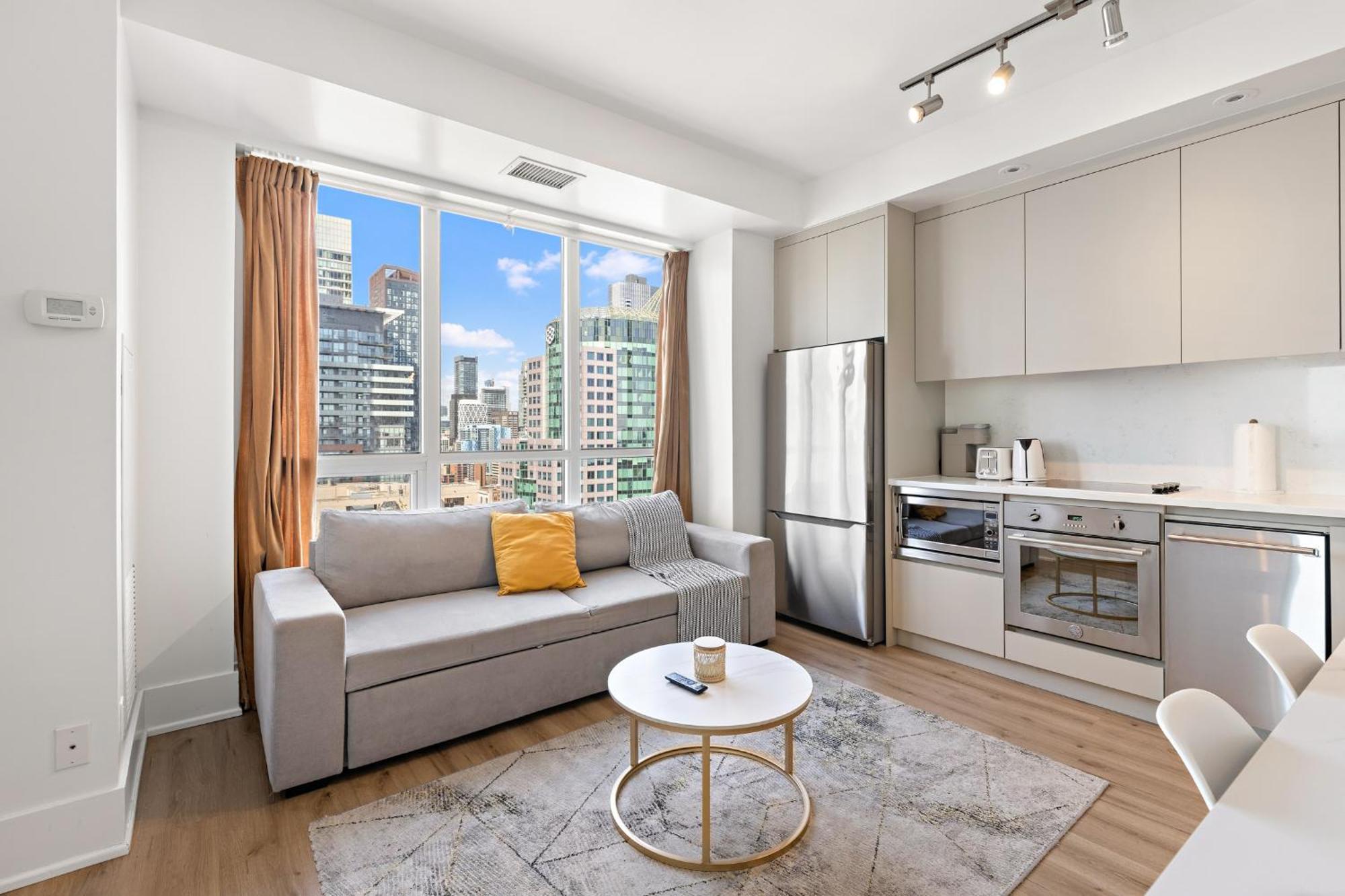 3-bedroom In The Heart Of Downtown Walk To Shops And Attractions *
