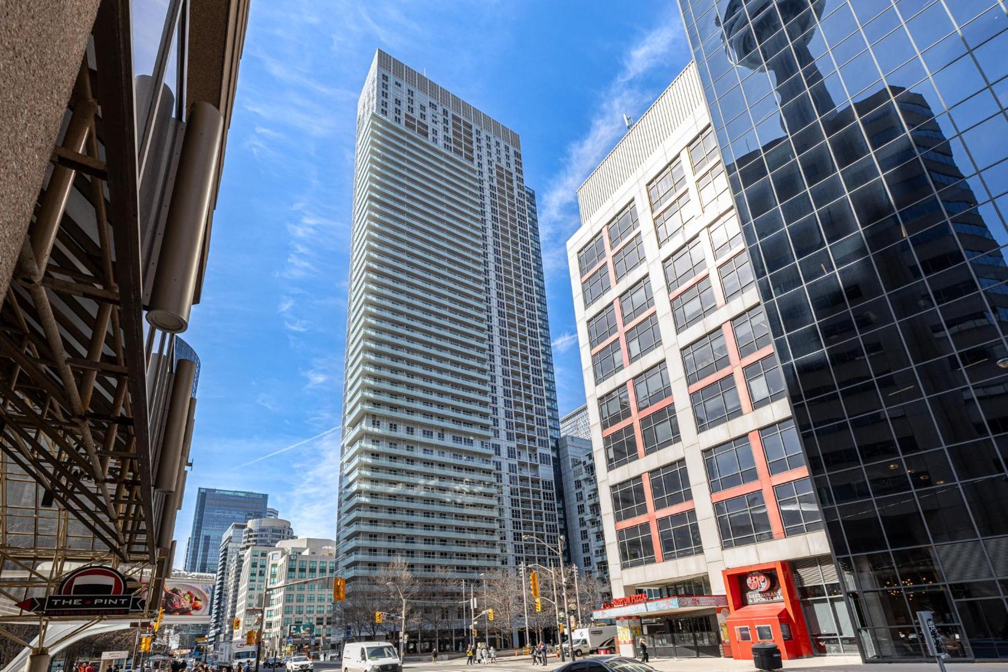 3-bedroom In The Heart Of Downtown Walk To Shops And Attractions * Toronto
