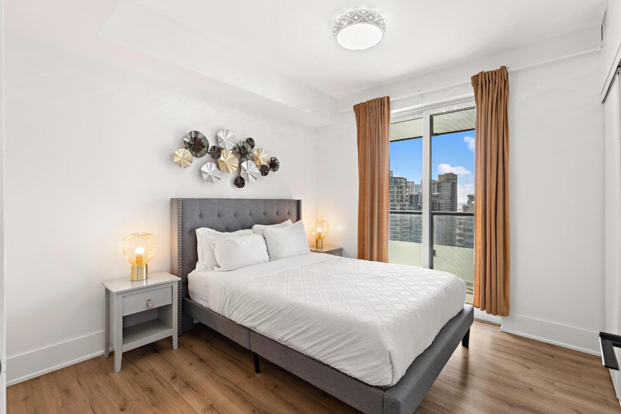 3-bedroom In The Heart Of Downtown Walk To Shops And Attractions