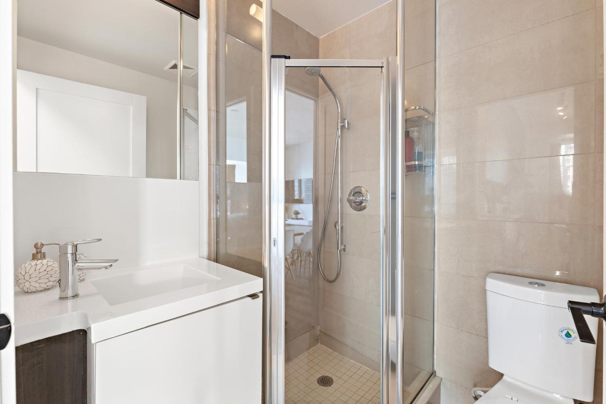 3-bedroom In The Heart Of Downtown Walk To Shops And Attractions Apartment